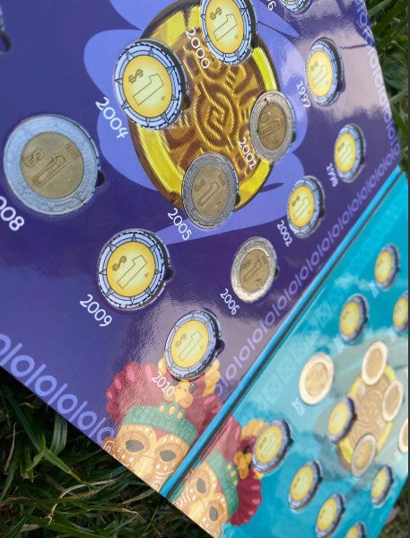 Álbum tríptico para coleccionistas de monedas mexicanas, ideal para monedas de un peso, incluye espacio para monedas de 1992 a la fecha, con diseño vibrante y cubre polvo. Imágenes de culturas antiguas de México.