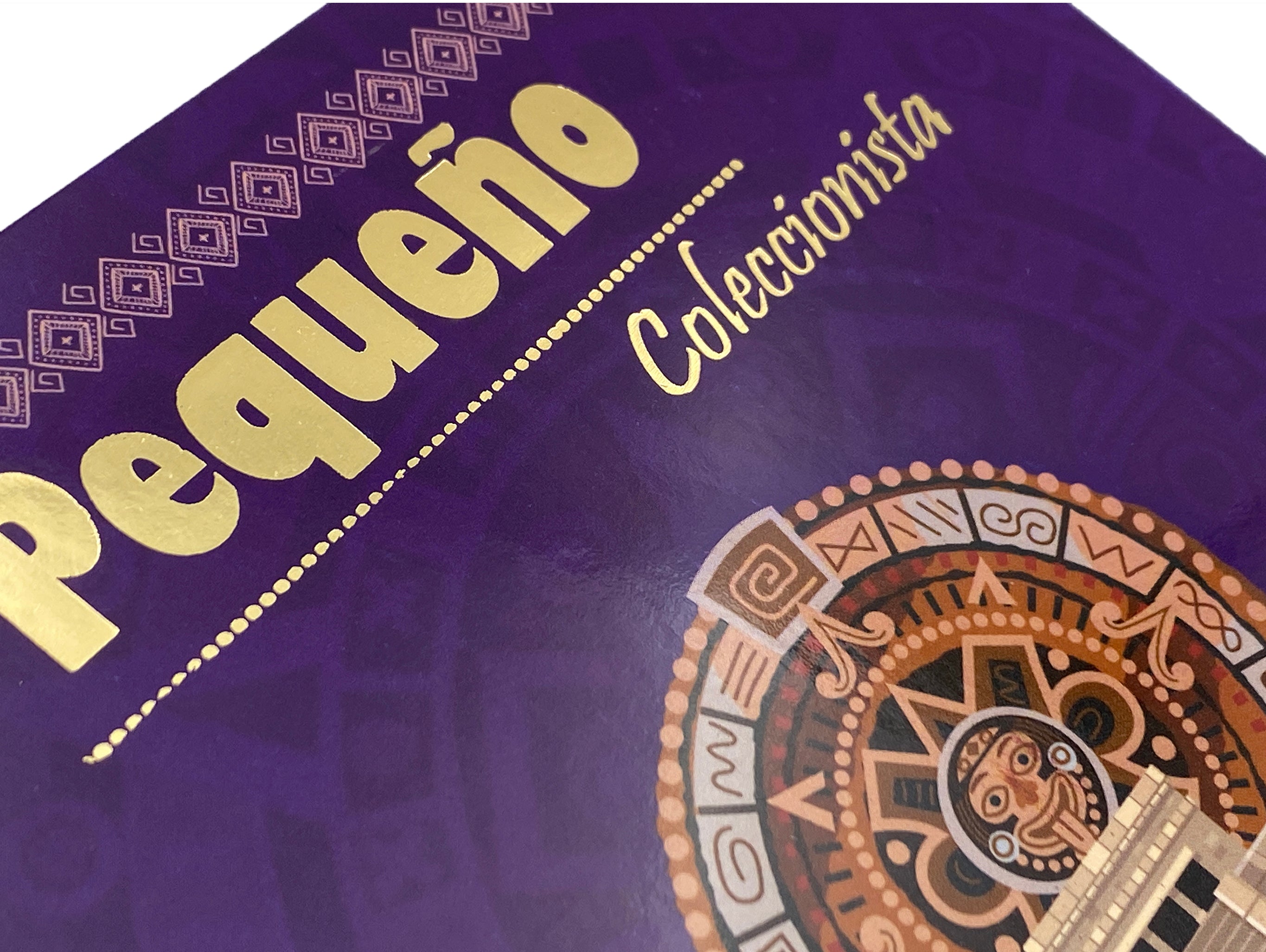 Álbum tríptico para coleccionistas de monedas mexicanas, ideal para monedas de 10 pesos, incluye espacio para monedas de 1992 a la fecha, con diseño vibrante y cubre polvo. Imágenes de culturas antiguas de México.