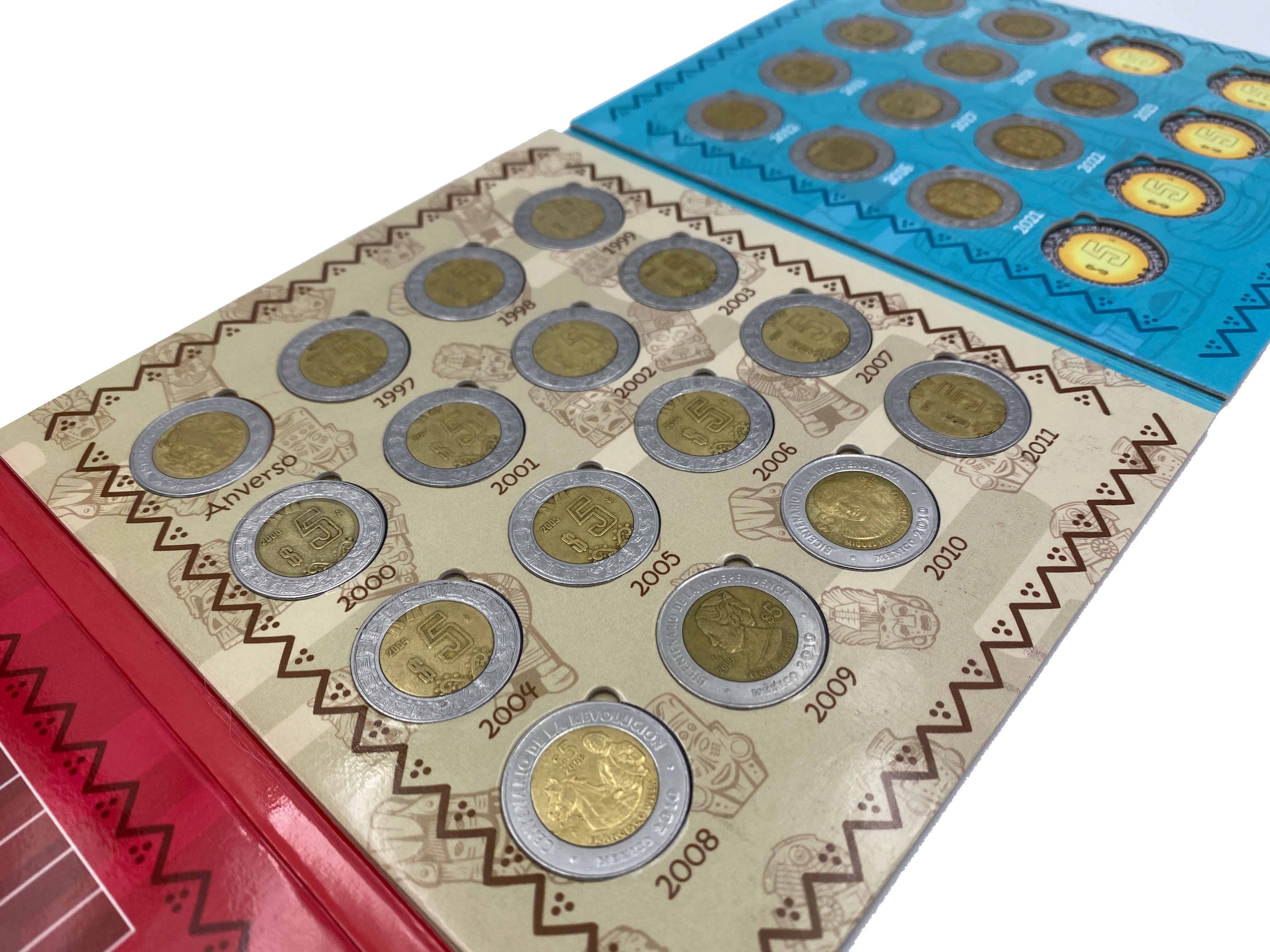 Álbum tríptico para coleccionistas de monedas mexicanas, ideal para monedas de 5 pesos, incluye espacio para monedas de 1992 a la fecha, con diseño vibrante y cubre polvo. Imágenes de culturas antiguas de México.