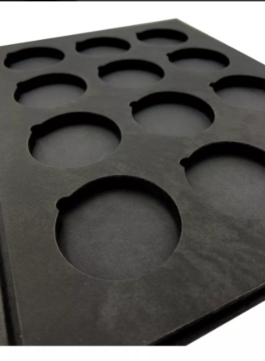 Coleccionador numismático premium para 24 monedas encapsuladas de hasta 46 mm, carpeta rígida en imitación piel negra con grabado a calor y espuma EVA protectora.