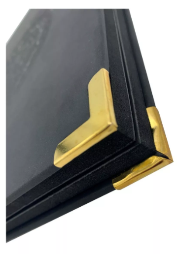 Coleccionador numismático premium para 24 monedas encapsuladas de hasta 46 mm, carpeta rígida en imitación piel negra con grabado a calor y espuma EVA protectora.