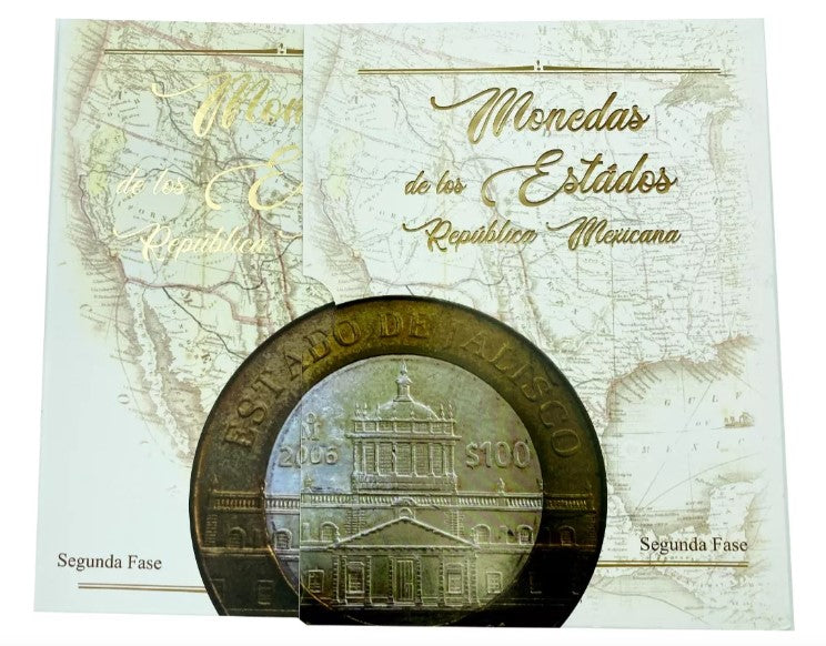 Set de regalo con dos coleccionadores de monedas mexicanas bimetálicas de 100 pesos, de las fases heráldica y emblemática, con álbum empastado en cartón, ideal para coleccionistas y especialistas numismáticos. El set incluye bolsa para regalo y moño metálico, ya empacado listo para enviarse.