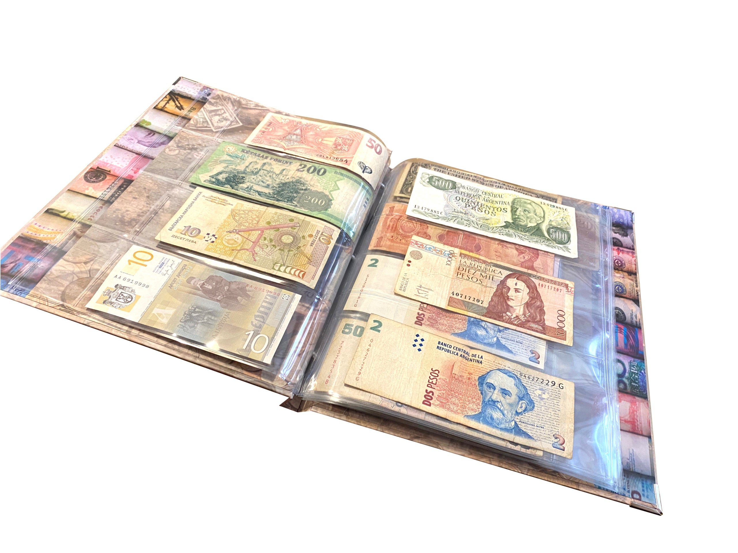 Álbum tipo carpeta para insertar micas de billetes y monedas, con postes de aluminio para agregar hojas. Medidas cerradas de 25x30.5 cm, fabricado en cartón rígido con impresión offset. Este producto no incluye micas ni billetes