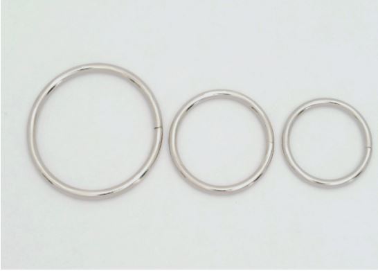 Argolla redonda metálica fija plateada de 30 mm y calibre 2.5 mm para marroquinería, bolsas, portafolios y talabartería. Empaque de 4000 piezas con compra mínima de 500 piezas por modelo.