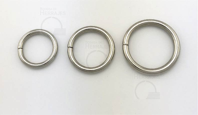 Argolla circular fija metálica reforzada, color plateado (níquel), de 32 mm y calibre 5.2 mm. Ideal para bolsas, portafolios, marroquinería y talabartería.