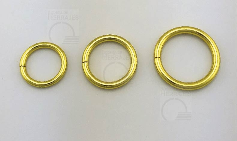Argolla circular fija de alta resistencia, cerrada metálica reforzada de 38 mm, con acabado dorado y calibre 5.7 mm, ideal para marroquinería, bolsas y talabartería.