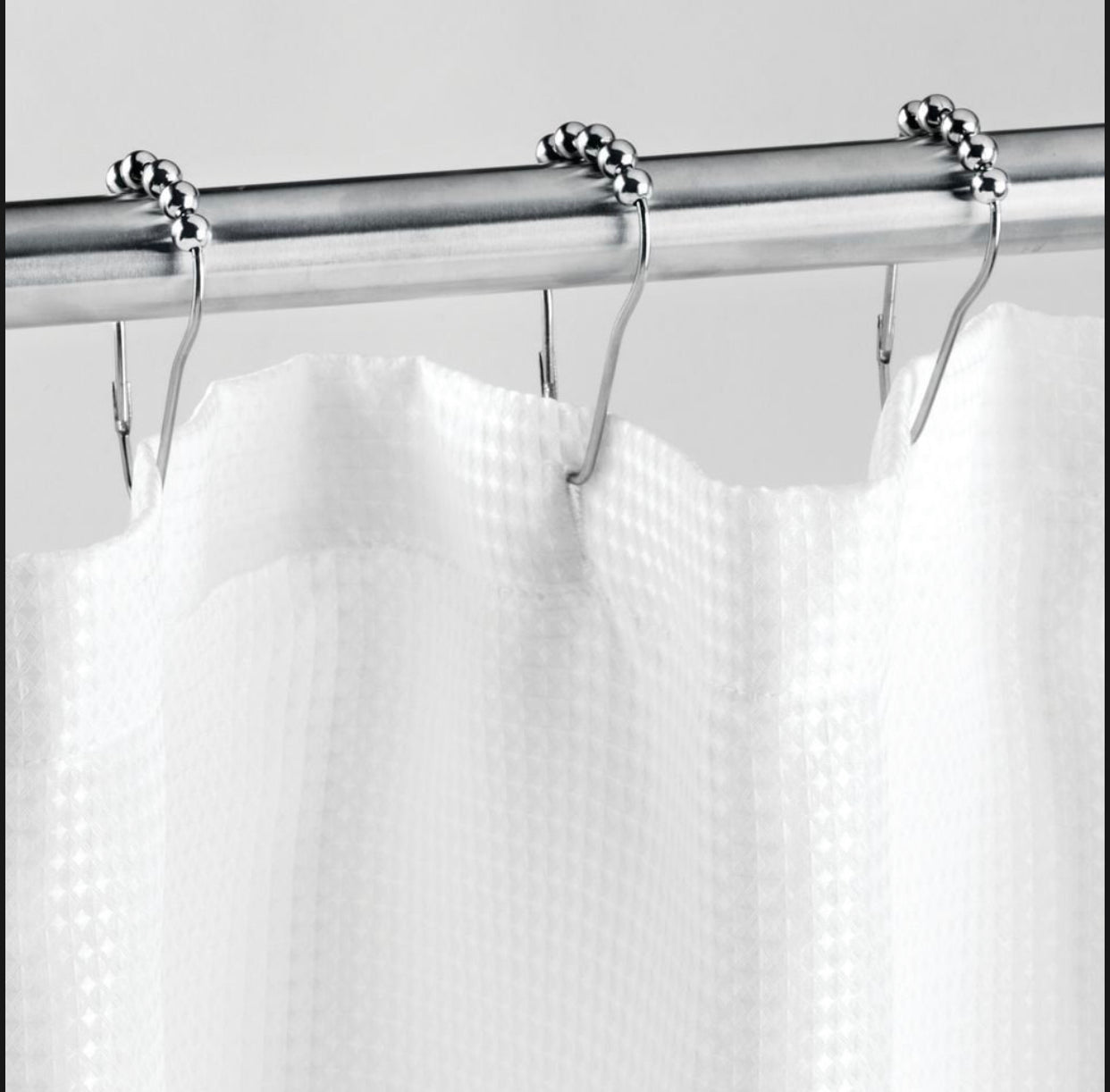 Argolla metálica en forma de pera para cortineros, de 74 mm de largo y 36 mm en su parte más ancha, con cinco balines para desplazamiento suave, acabado níquel.