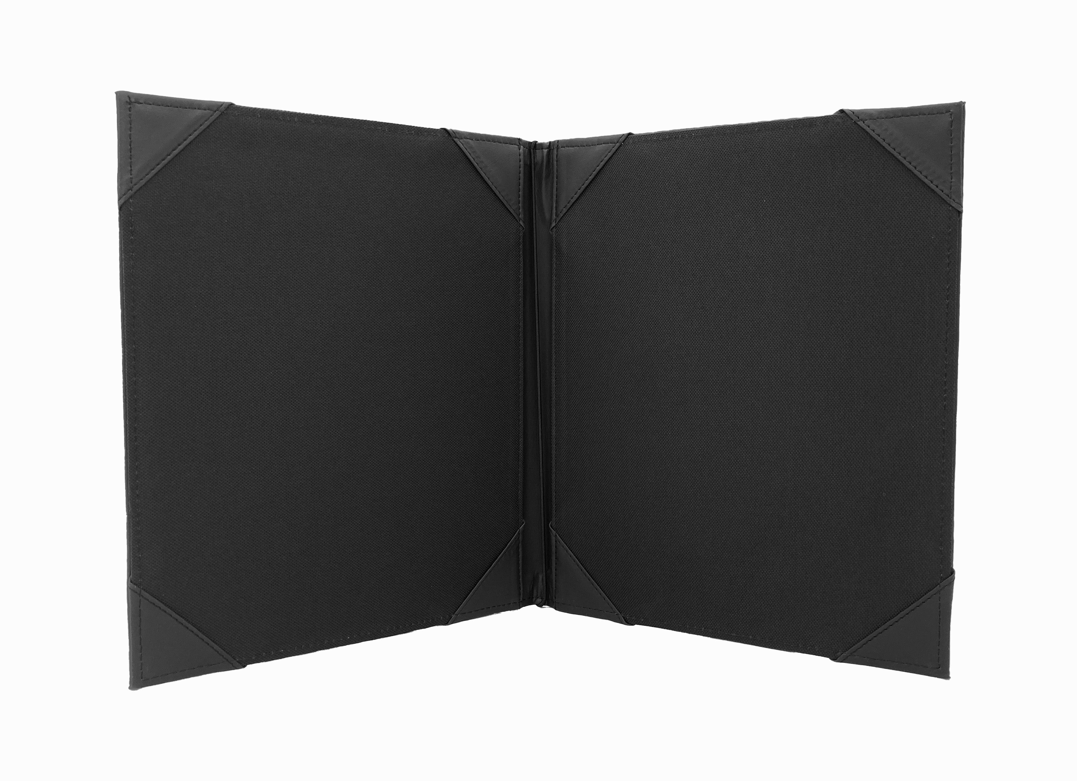 Porta Menú Carta en curpiel con interior de tela poliéster, ideal para restaurantes, cafeterías, hoteles y bares. Tamaño adecuado para hojas carta, con diseño acolchonado y resorte central. color negro. Personalización posible con grabado en seco, hot stamping, grabado láser y serigrafía.