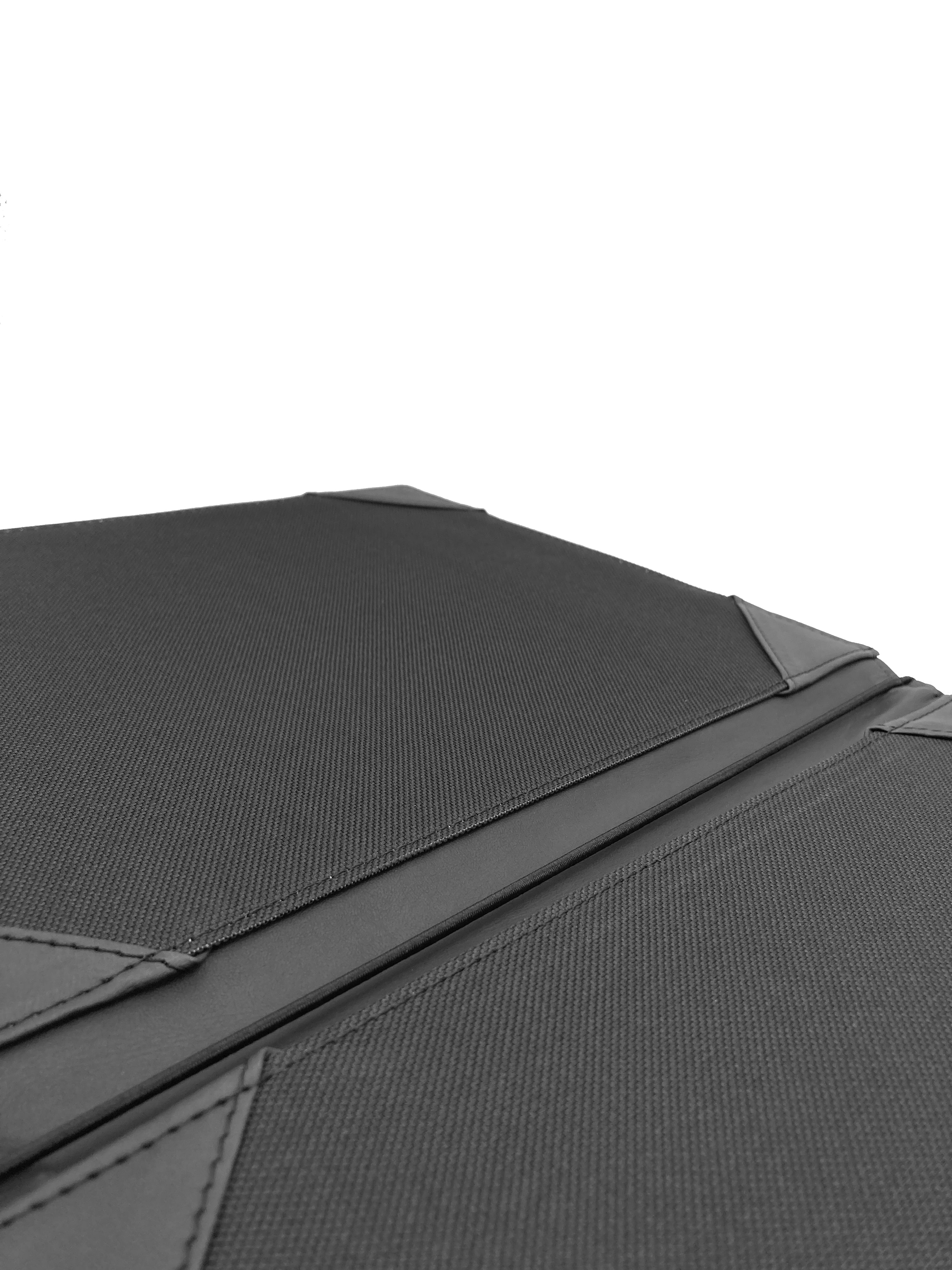 Porta Menú Carta en curpiel con interior de tela poliéster, ideal para restaurantes, cafeterías, hoteles y bares. Tamaño adecuado para hojas carta, con diseño acolchonado y resorte central. color negro. Personalización posible con grabado en seco, hot stamping, grabado láser y serigrafía.
