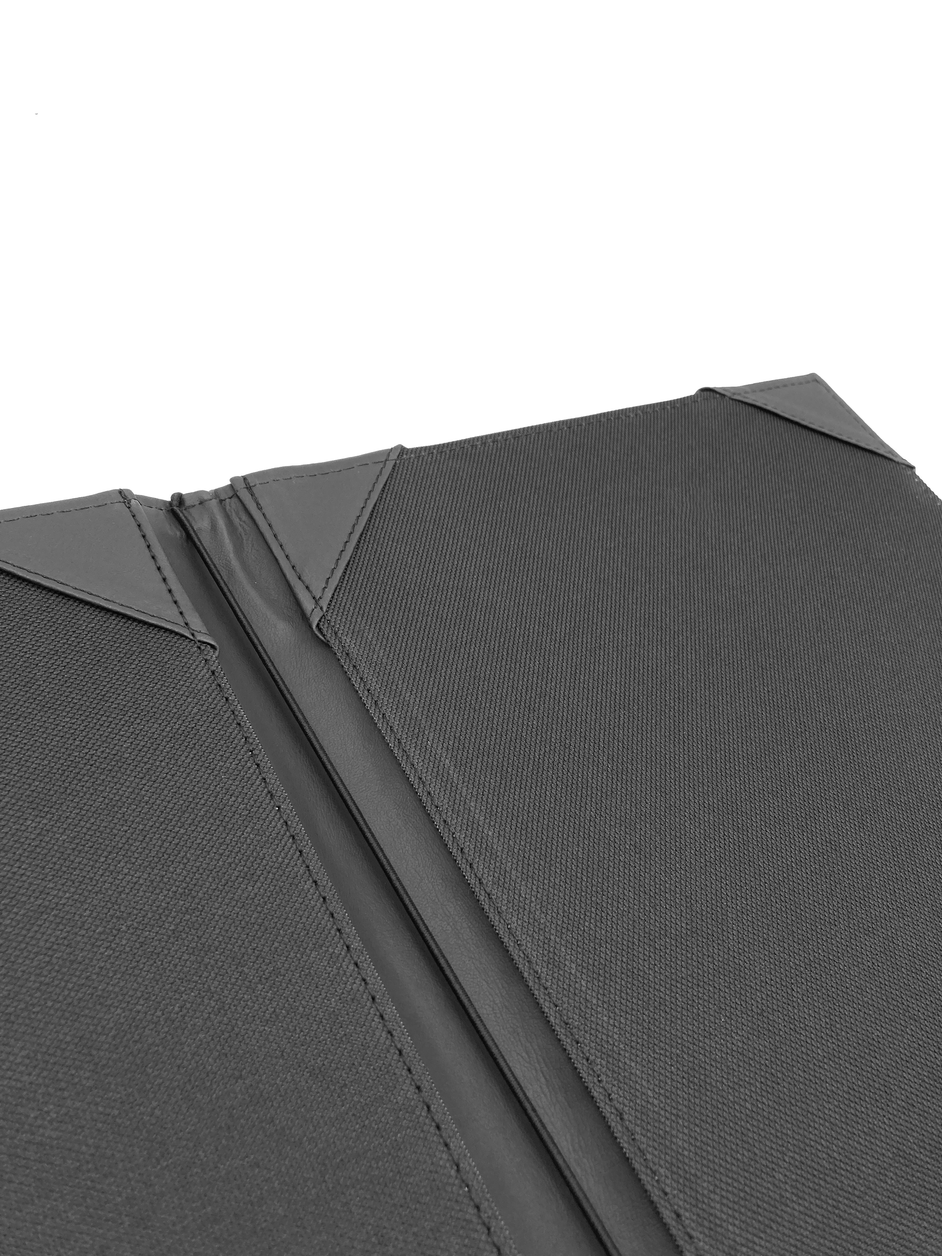 Porta Menú Carta en curpiel con interior de tela poliéster, ideal para restaurantes, cafeterías, hoteles y bares. Tamaño adecuado para hojas carta, con diseño acolchonado y resorte central. color negro. Personalización posible con grabado en seco, hot stamping, grabado láser y serigrafía.