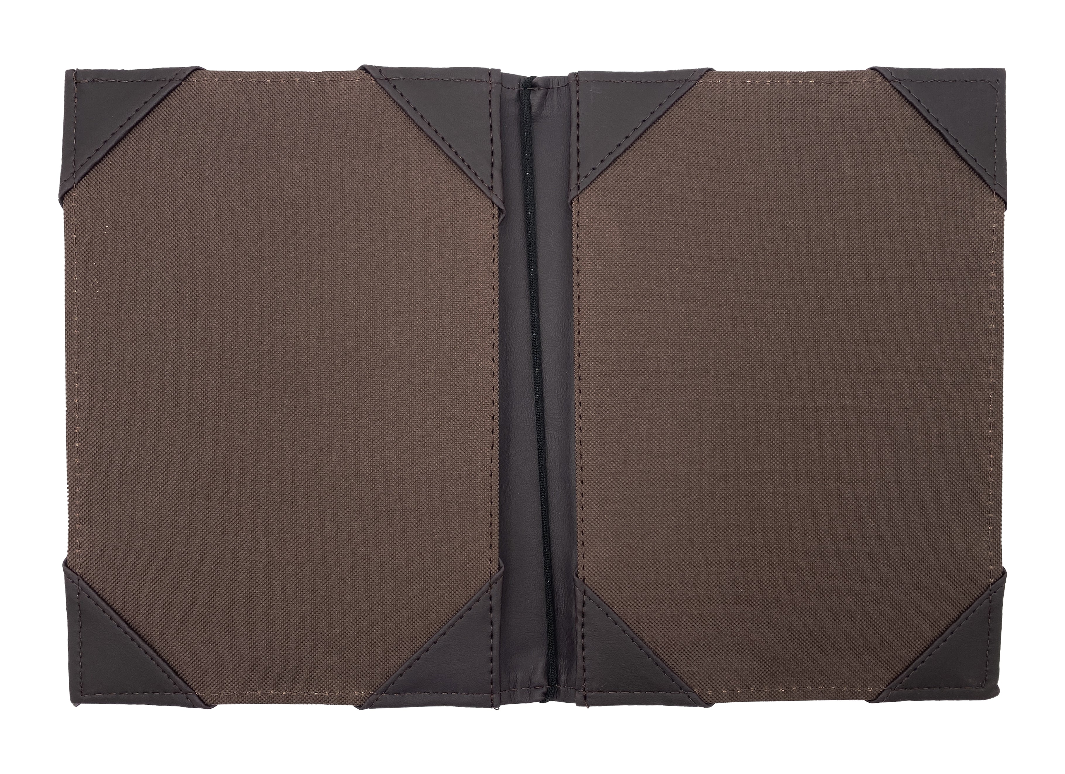 Porta Menú esquela en curpiel con interior de tela poliéster, ideal para restaurantes, cafeterías, hoteles y bares. Tamaño adecuado para hojas esquela, con diseño acolchonado y resorte central. color café. Personalización posible con grabado en seco, hot stamping, grabado láser y serigrafía.