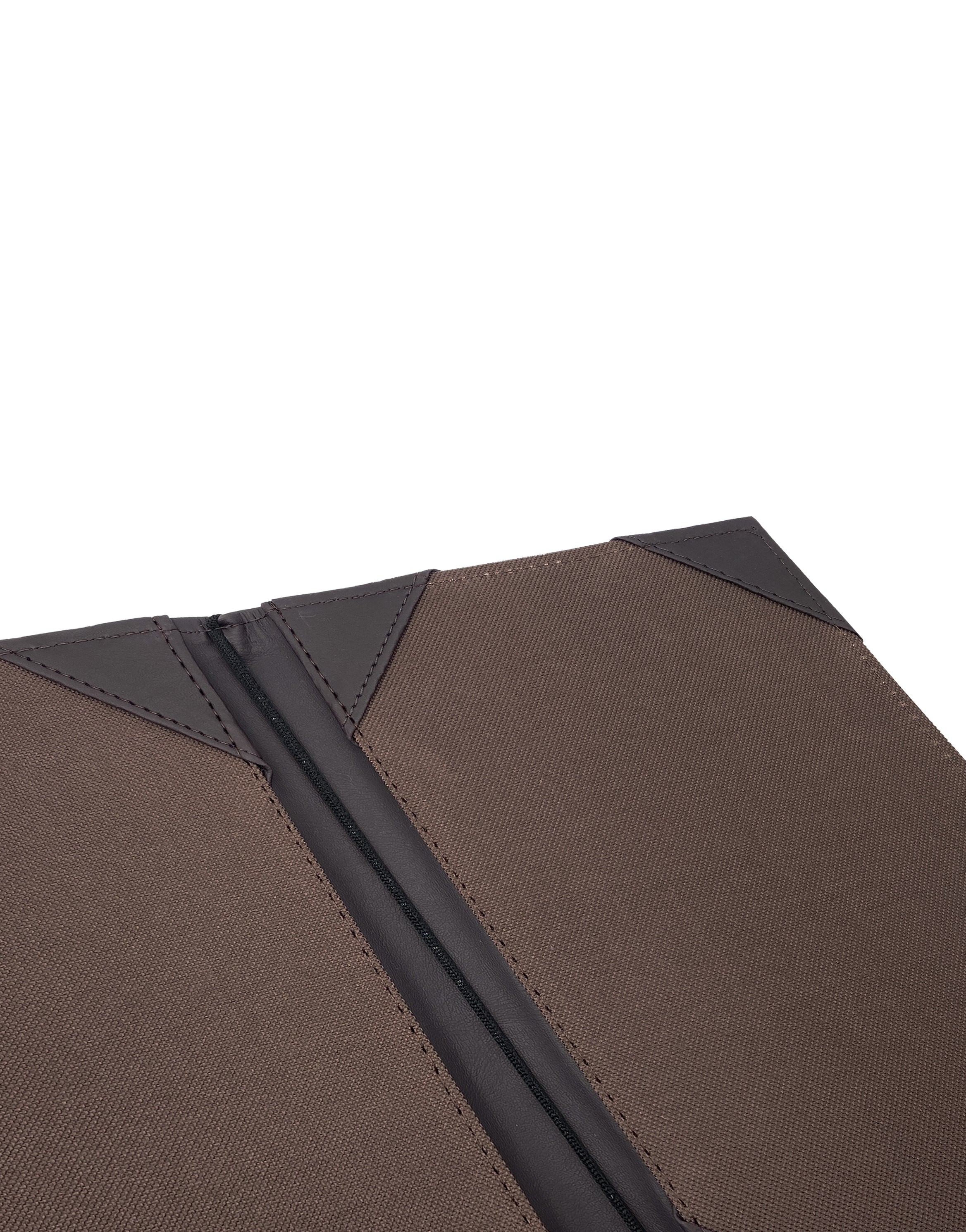 Porta Menú esquela en curpiel con interior de tela poliéster, ideal para restaurantes, cafeterías, hoteles y bares. Tamaño adecuado para hojas esquela, con diseño acolchonado y resorte central. color café. Personalización posible con grabado en seco, hot stamping, grabado láser y serigrafía.