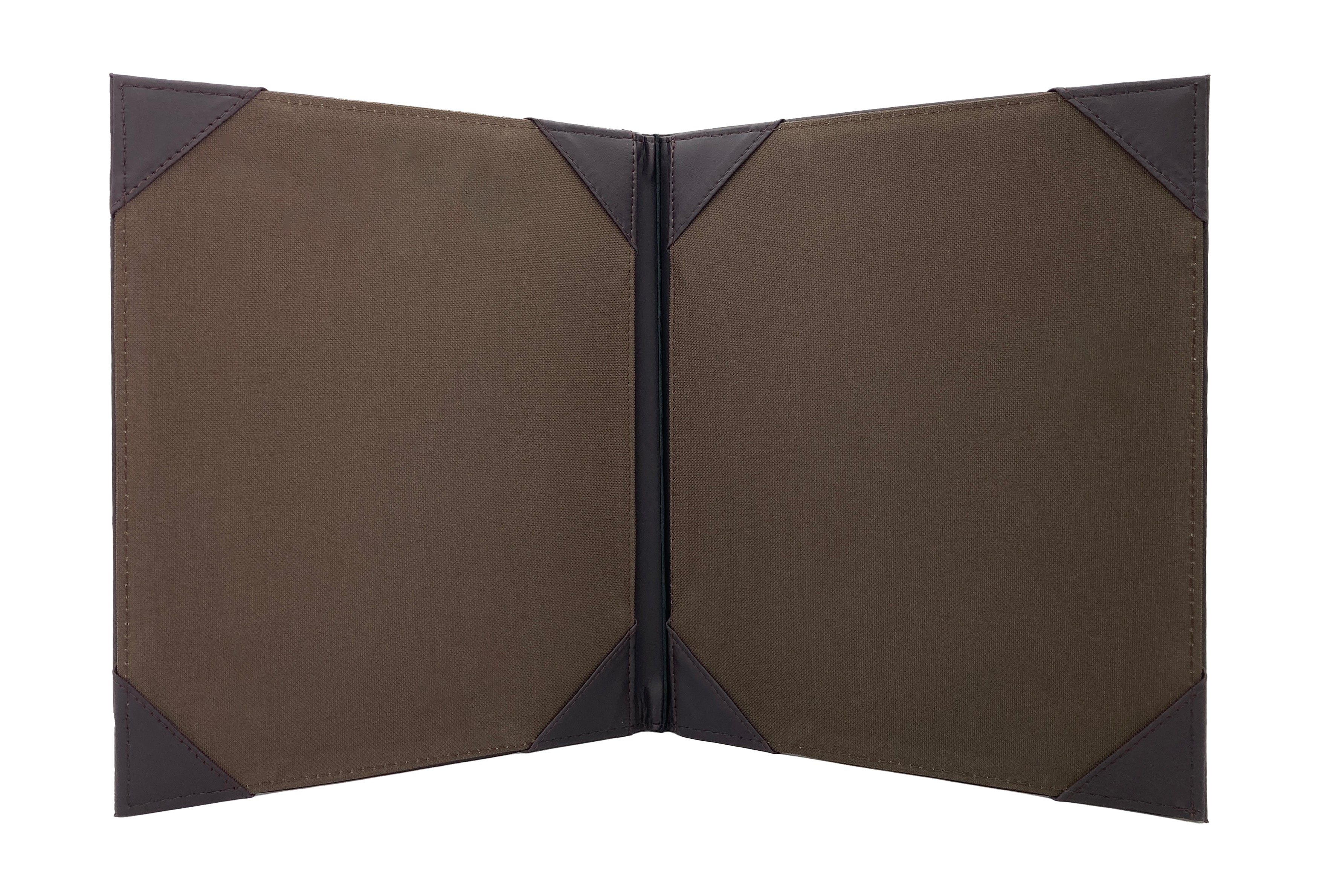 Porta Menú Carta en curpiel con interior de tela poliéster, ideal para restaurantes, cafeterías, hoteles y bares. Tamaño adecuado para hojas carta, con diseño acolchonado y resorte central. color café. Personalización posible con grabado en seco, hot stamping, grabado láser y serigrafía.