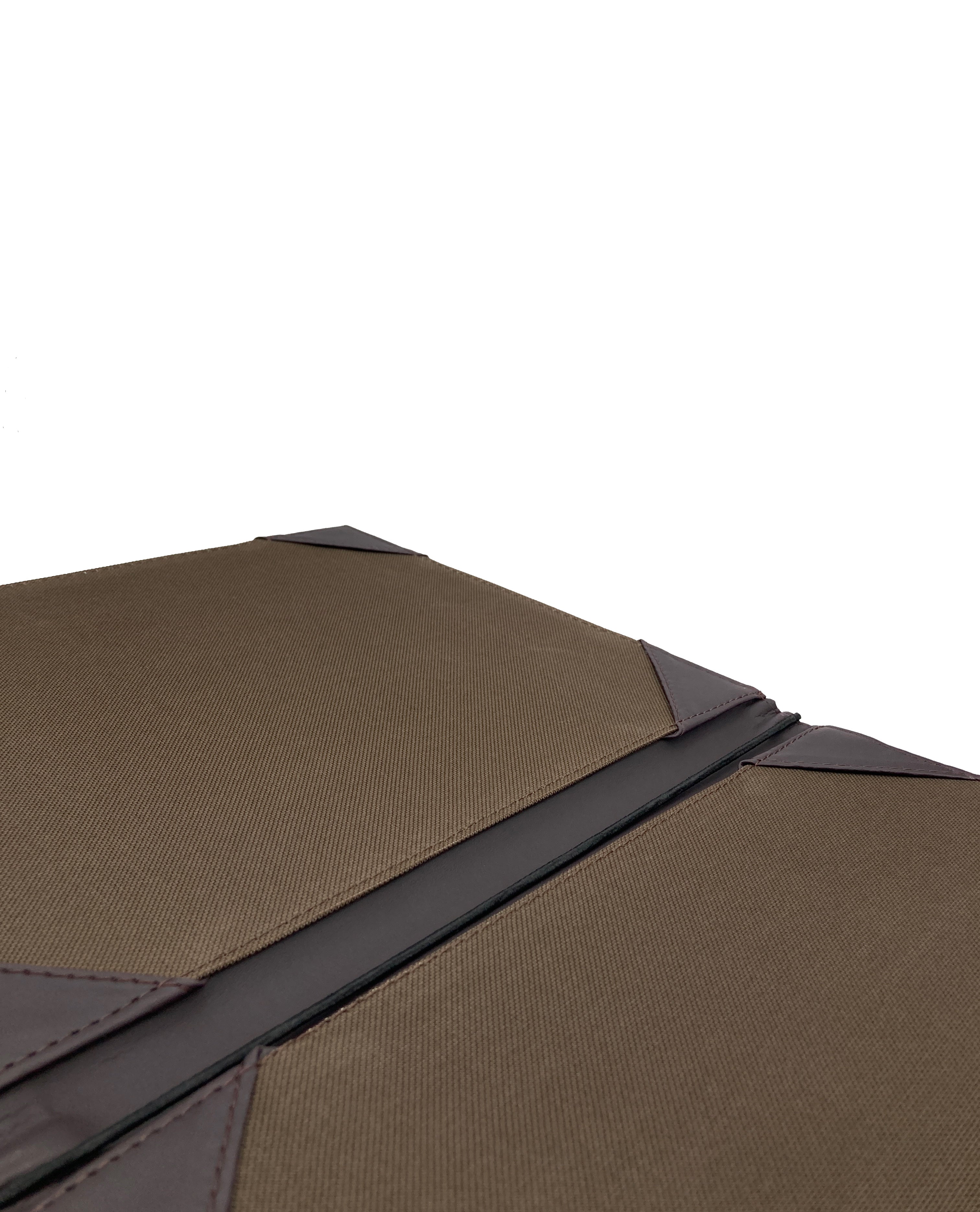 Porta Menú Carta en curpiel con interior de tela poliéster, ideal para restaurantes, cafeterías, hoteles y bares. Tamaño adecuado para hojas carta, con diseño acolchonado y resorte central. color café. Personalización posible con grabado en seco, hot stamping, grabado láser y serigrafía.
