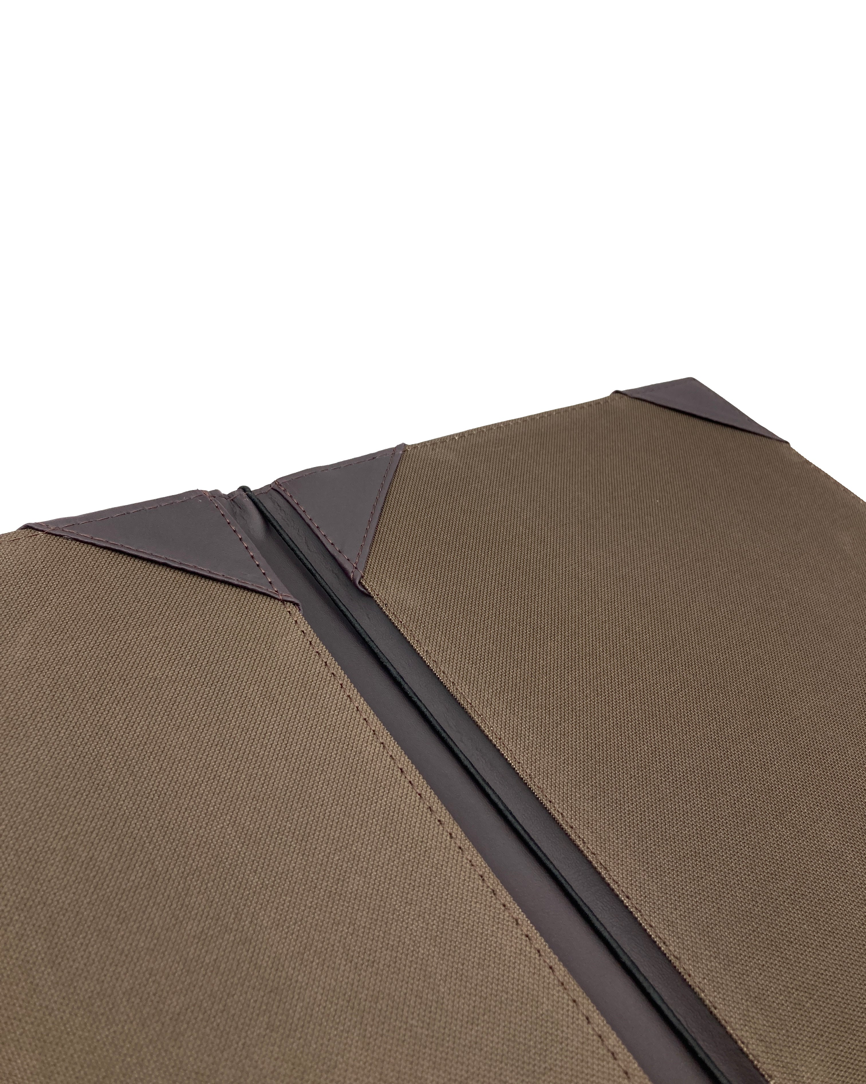 Porta Menú Carta en curpiel con interior de tela poliéster, ideal para restaurantes, cafeterías, hoteles y bares. Tamaño adecuado para hojas carta, con diseño acolchonado y resorte central. color café. Personalización posible con grabado en seco, hot stamping, grabado láser y serigrafía.