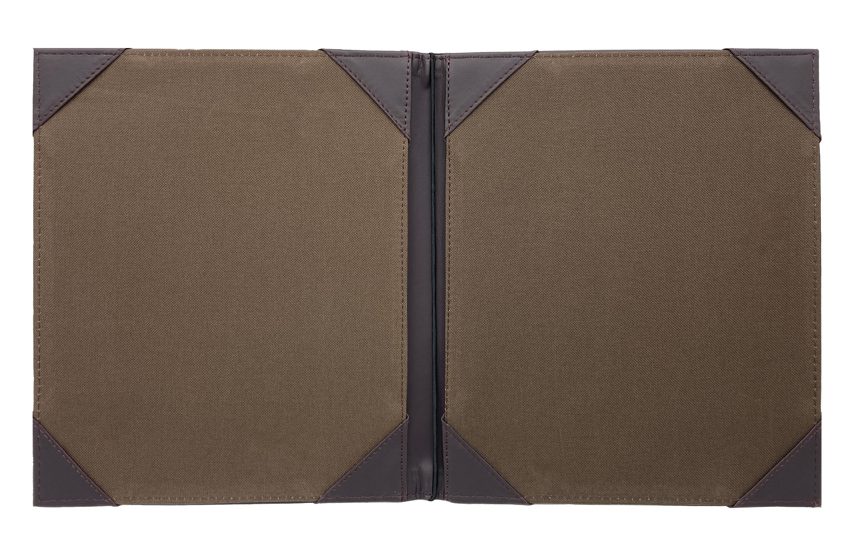 Porta Menú Carta en curpiel con interior de tela poliéster, ideal para restaurantes, cafeterías, hoteles y bares. Tamaño adecuado para hojas carta, con diseño acolchonado y resorte central. color café. Personalización posible con grabado en seco, hot stamping, grabado láser y serigrafía.