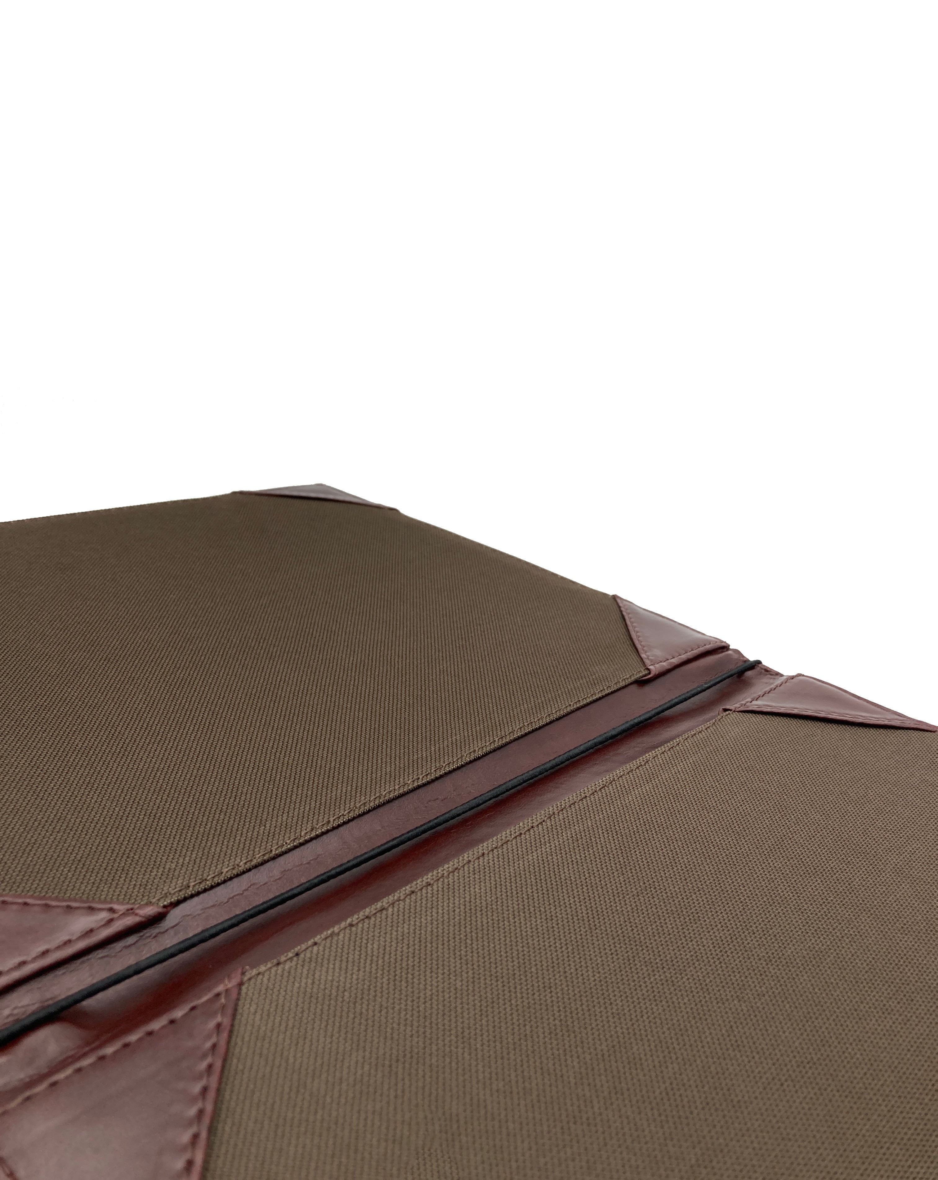 Porta Menú Carta en curpiel con interior de tela poliéster, ideal para restaurantes, cafeterías, hoteles y bares. Tamaño adecuado para hojas carta, con diseño acolchonado y resorte central. color miel. Personalización posible con grabado en seco, hot stamping, grabado láser y serigrafía.