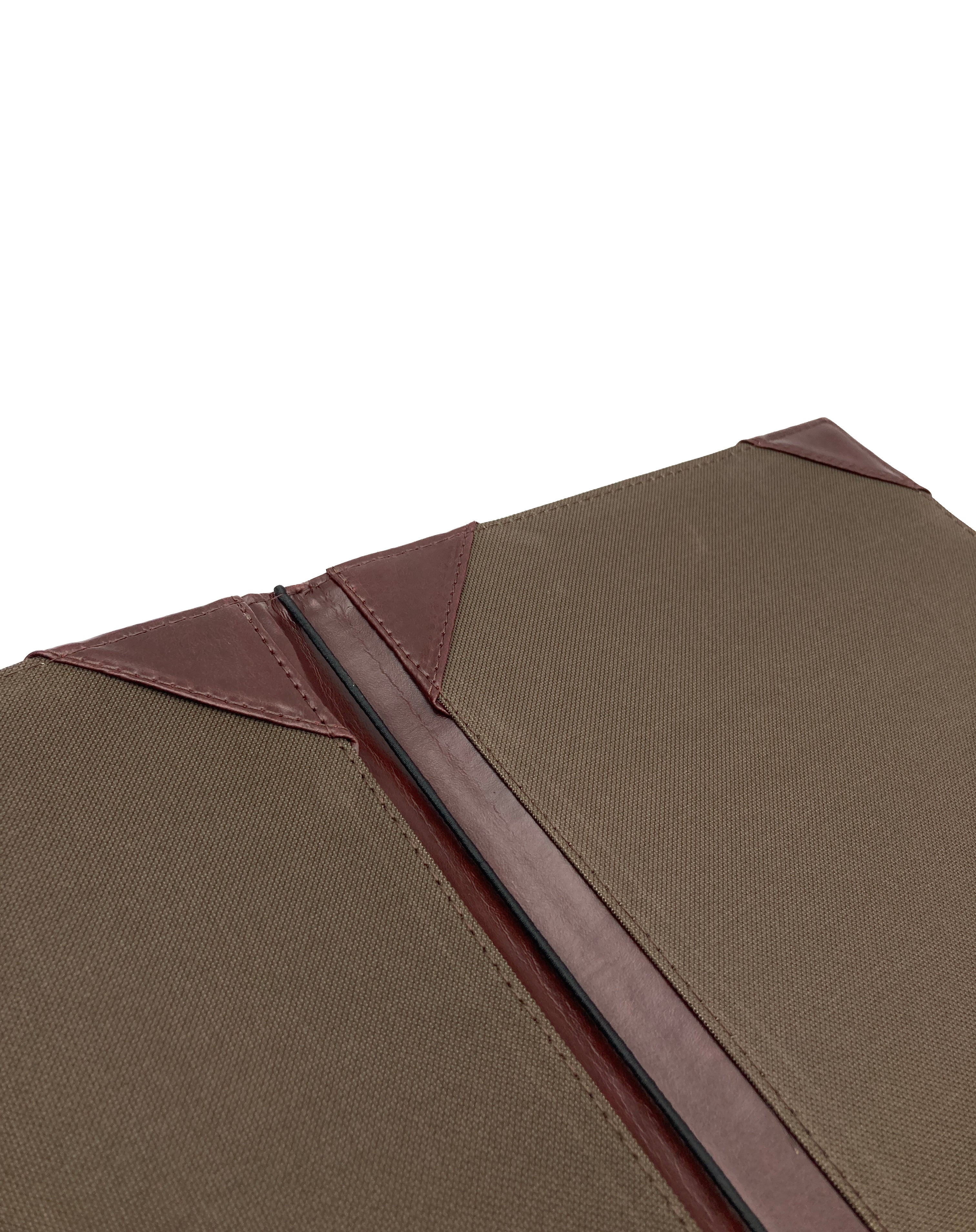 Porta Menú Carta en curpiel con interior de tela poliéster, ideal para restaurantes, cafeterías, hoteles y bares. Tamaño adecuado para hojas carta, con diseño acolchonado y resorte central. color miel. Personalización posible con grabado en seco, hot stamping, grabado láser y serigrafía.