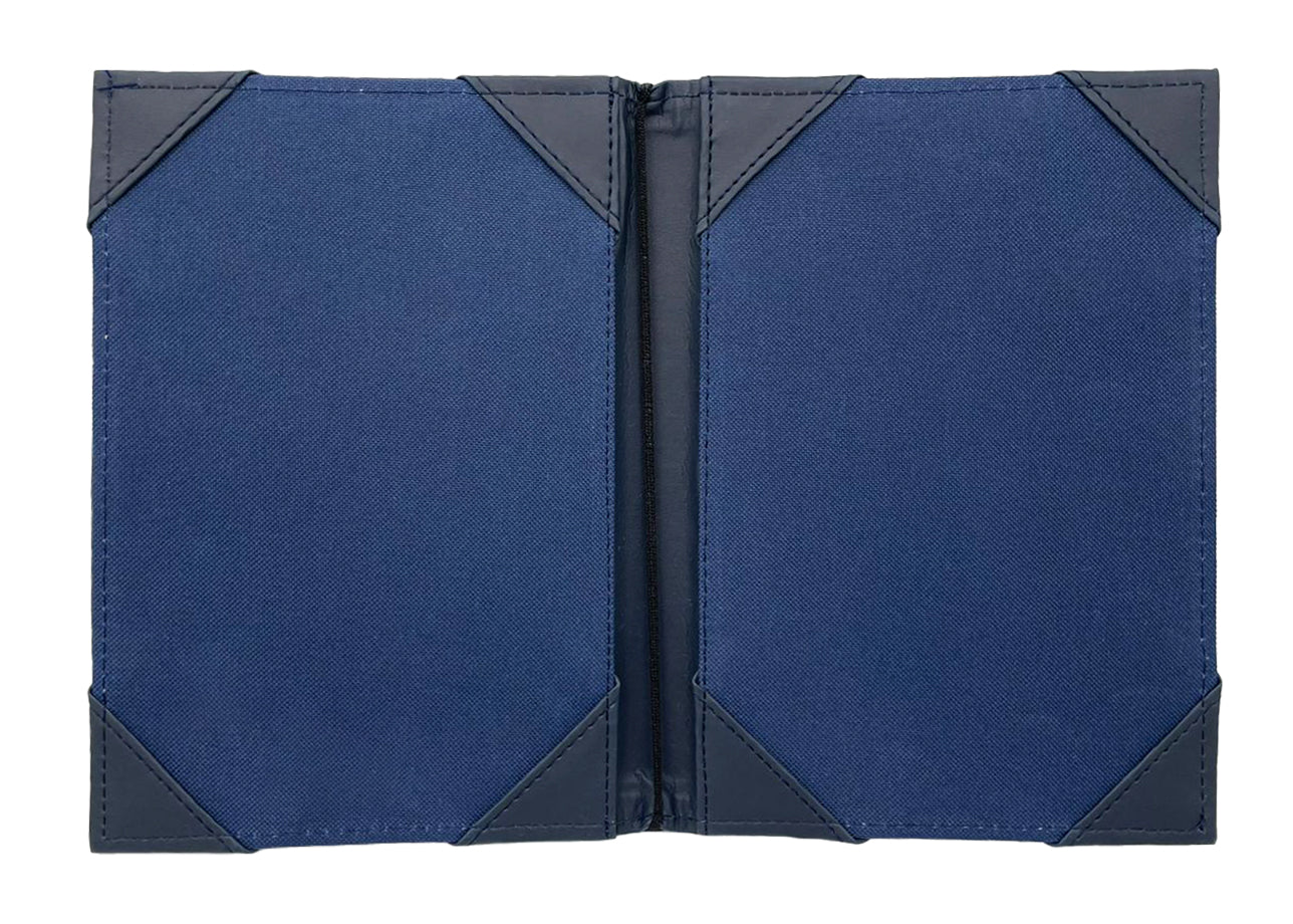 Porta Menú esquela en curpiel con interior de tela poliéster, ideal para restaurantes, cafeterías, hoteles y bares. Tamaño adecuado para hojas esquela, con diseño acolchonado y resorte central. color azul. Personalización posible con grabado en seco, hot stamping, grabado láser y serigrafía.