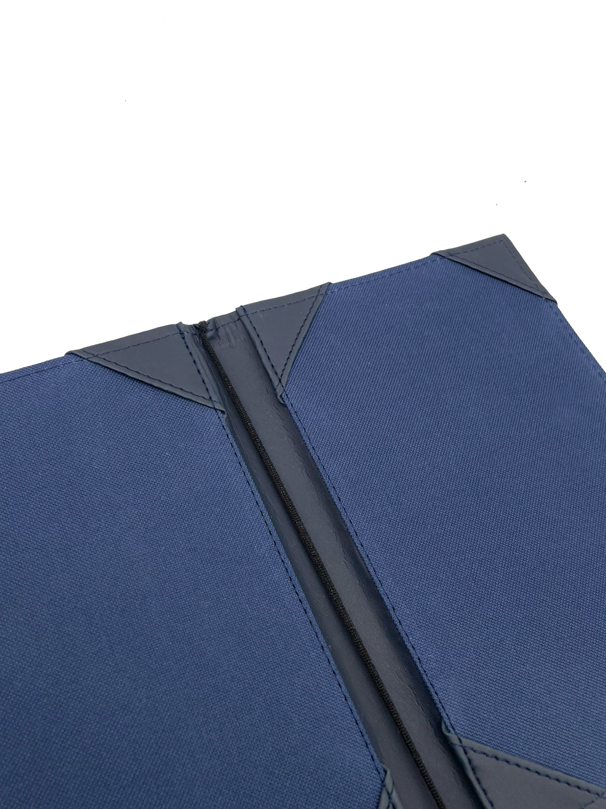 Porta Menú esquela en curpiel con interior de tela poliéster, ideal para restaurantes, cafeterías, hoteles y bares. Tamaño adecuado para hojas esquela, con diseño acolchonado y resorte central. color azul. Personalización posible con grabado en seco, hot stamping, grabado láser y serigrafía.