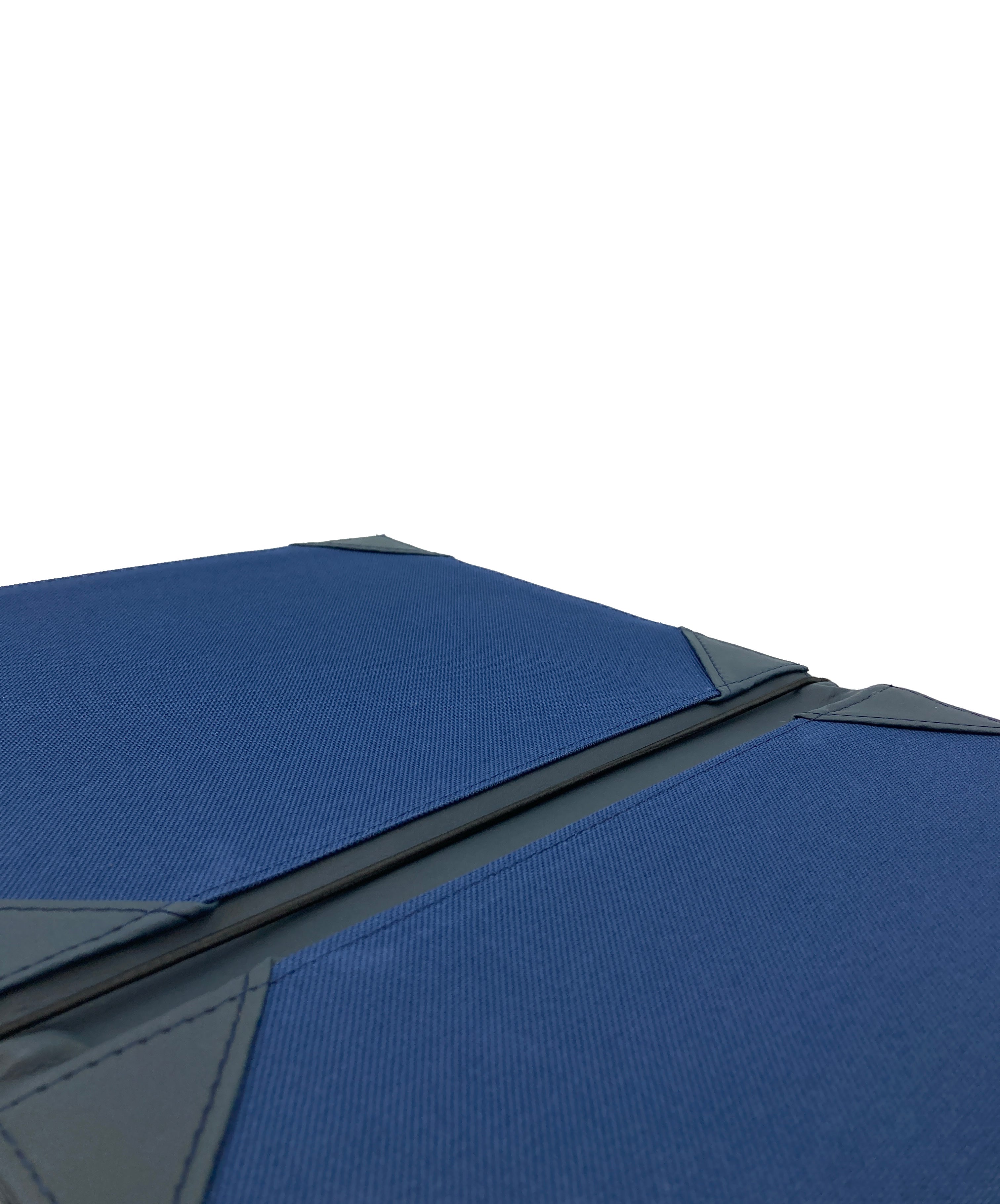 Porta Menú Carta en curpiel con interior de tela poliéster, ideal para restaurantes, cafeterías, hoteles y bares. Tamaño adecuado para hojas carta, con diseño acolchonado y resorte central. color azul. Personalización posible con grabado en seco, hot stamping, grabado láser y serigrafía.