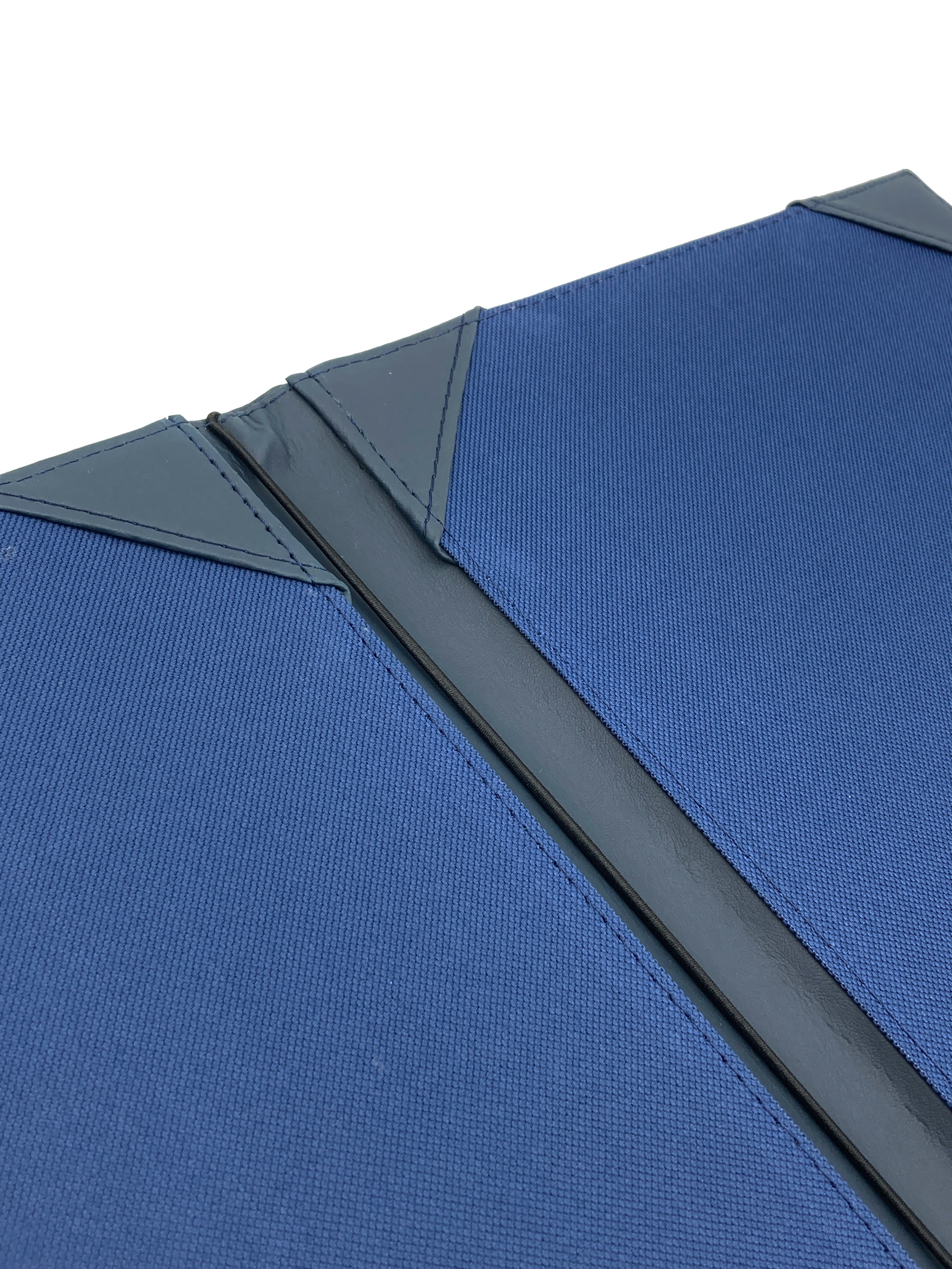 Porta Menú Carta en curpiel con interior de tela poliéster, ideal para restaurantes, cafeterías, hoteles y bares. Tamaño adecuado para hojas carta, con diseño acolchonado y resorte central. color azul. Personalización posible con grabado en seco, hot stamping, grabado láser y serigrafía.