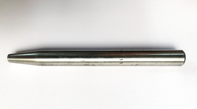 Remachador manual de golpe de 14 cm, fabricado en acero templado, ideal para la colocación de remaches en carpetas o tablas. Compatible con remaches semi-tubulares y rápidos. Herramienta duradera para trabajos de alto volumen.