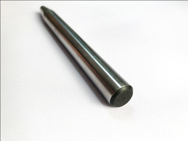 Remachador manual de golpe de 14 cm, fabricado en acero templado, ideal para la colocación de remaches en carpetas o tablas. Compatible con remaches semi-tubulares y rápidos. Herramienta duradera para trabajos de alto volumen.