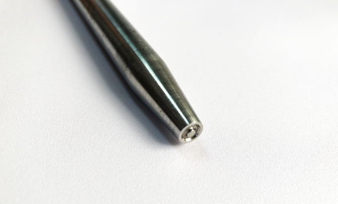 Remachador manual de golpe de 14 cm, fabricado en acero templado, ideal para la colocación de remaches en carpetas o tablas. Compatible con remaches semi-tubulares y rápidos. Herramienta duradera para trabajos de alto volumen.