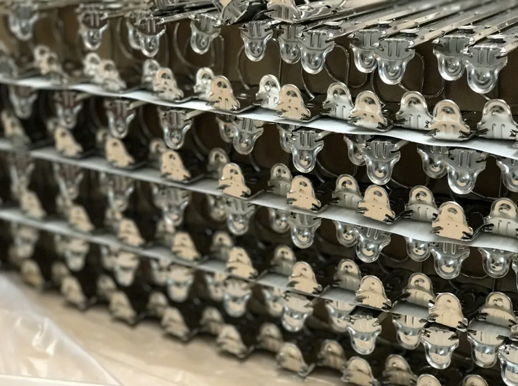 Mecanismo tamaño carta con tres argollas abatibles de 1.5 pulgadas y terminado niquelado. Capacidad para 325 hojas, incluye palancas laterales para apertura y remaches para montaje. Ideal para encuadernación de carpetas, directorios o catálogos. Pack de 50 piezas con envío a toda la república.