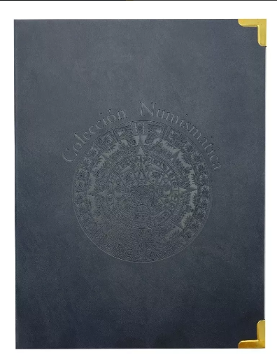 Coleccionador numismático premium para 24 monedas encapsuladas de hasta 46 mm, carpeta rígida en imitación piel negra con grabado a calor y espuma EVA protectora.