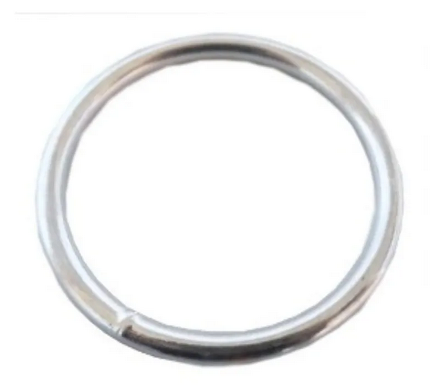 Argolla redonda metálica fija plateada de 40 mm y calibre 3 mm para marroquinería, bolsas, portafolios y talabartería. Empaque de 3000 piezas con compra mínima de 500 piezas por modelo.