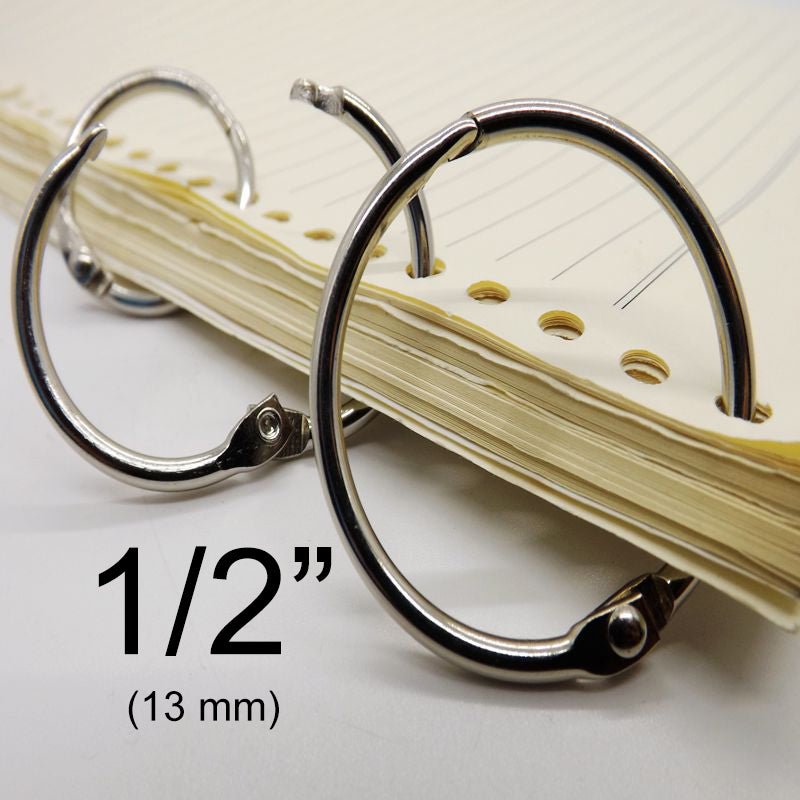 Pack de 100 piezas de argollas abatibles articuladas metálicas con bisagra de perno remachado en acabado niquelado (plateado). Medida de 13 mm de diámetro interior, ideal para carpetas, agendas, menús, publicaciones impresas, carteles colgantes y gráficos. Capacidad para almacenar 110 hojas.
