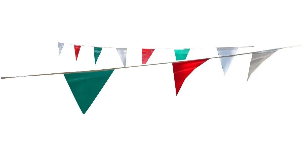 Tira de banderines triangulares intercalados en colores patrios (verde bandera, blanco y rojo) con guía de rafia blanca, ideal para decoración de eventos y fiestas patrias. Material plástico, 50 metros de largo, apto para exteriores.