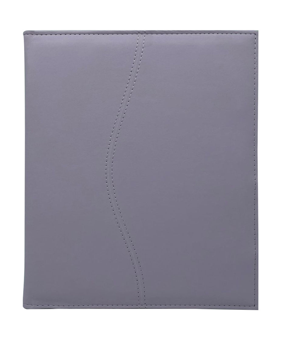 Carpeta Porta Block para hojas tamaño carta, fabricada en curpiel con detalle curvo en portada y forro interior de tela poliéster. Incluye solapa para papeles, doble tarjetero y porta pluma. Acepta hasta 50 hojas tamaño carta. Ideal para eventos corporativos y académicos como congresos, conferencias, talleres, y promociones. Color lila.