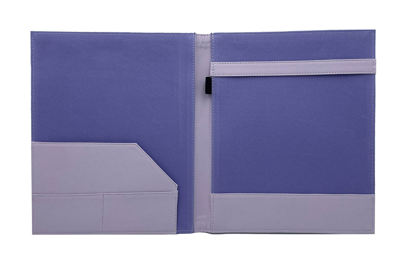 Carpeta Porta Block para hojas tamaño carta, fabricada en curpiel con detalle curvo en portada y forro interior de tela poliéster. Incluye solapa para papeles, doble tarjetero y porta pluma. Acepta hasta 50 hojas tamaño carta. Ideal para eventos corporativos y académicos como congresos, conferencias, talleres, y promociones. Color lila.