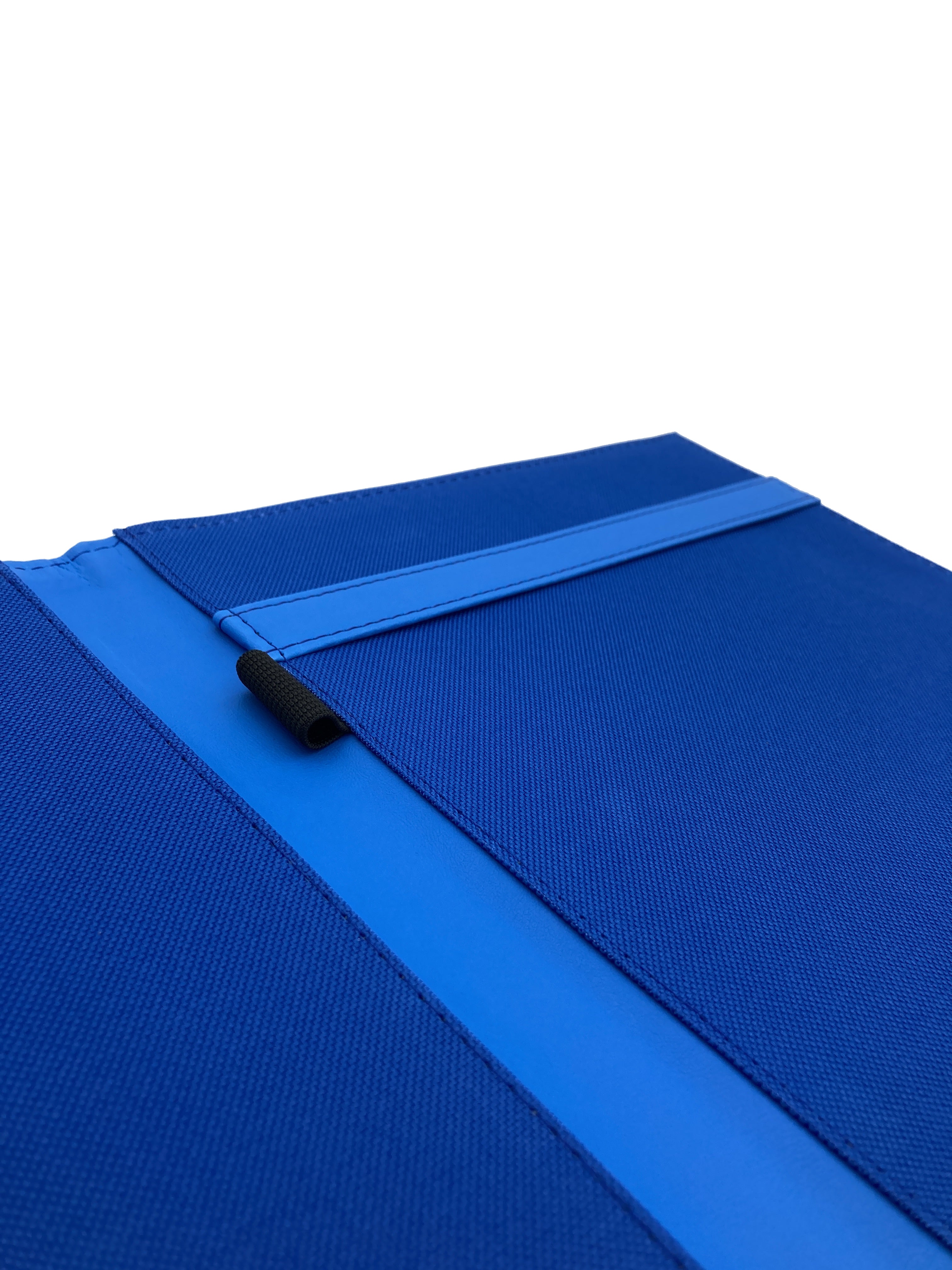 Carpeta Porta Block para hojas tamaño carta, fabricada en curpiel con detalle curvo en portada y forro interior de tela poliéster. Incluye solapa para papeles, doble tarjetero y porta pluma. Acepta hasta 50 hojas tamaño carta. Ideal para eventos corporativos y académicos como congresos, conferencias, talleres, y promociones. Color azul rey.