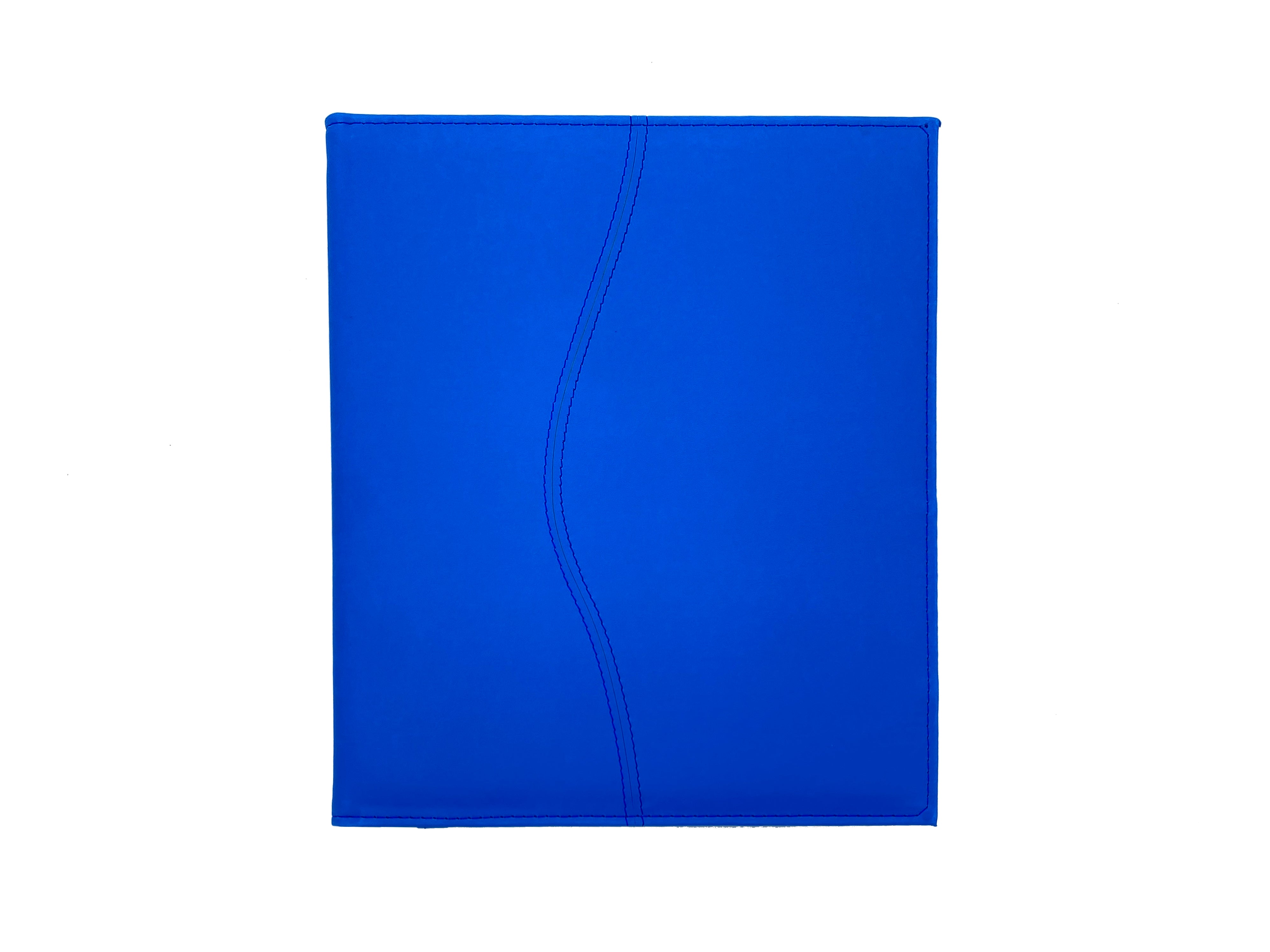 Carpeta Porta Block para hojas tamaño carta, fabricada en curpiel con detalle curvo en portada y forro interior de tela poliéster. Incluye solapa para papeles, doble tarjetero y porta pluma. Acepta hasta 50 hojas tamaño carta. Ideal para eventos corporativos y académicos como congresos, conferencias, talleres, y promociones. Color azul rey.