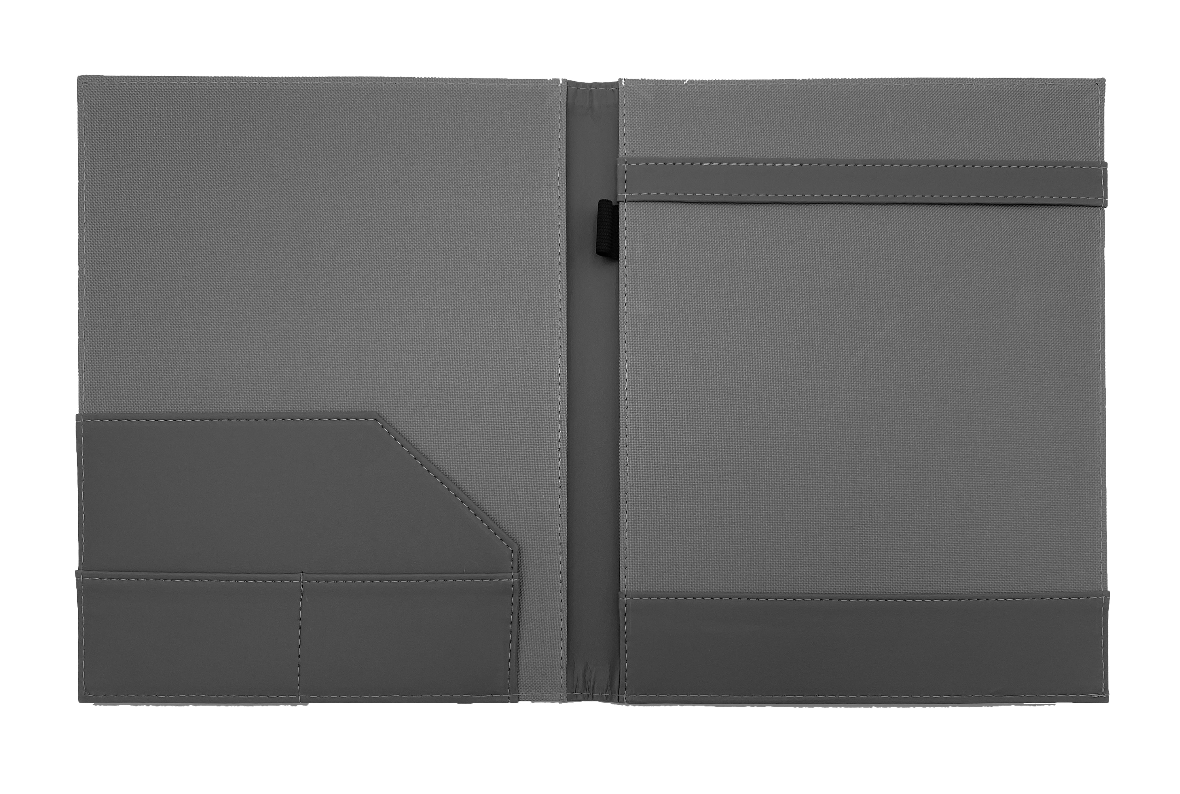 Carpeta Porta Block para hojas tamaño carta, fabricada en curpiel con detalle curvo en portada y forro interior de tela poliéster. Incluye solapa para papeles, doble tarjetero y porta pluma. Acepta hasta 50 hojas tamaño carta. Ideal para eventos corporativos y académicos como congresos, conferencias, talleres, y promociones. Color gris.