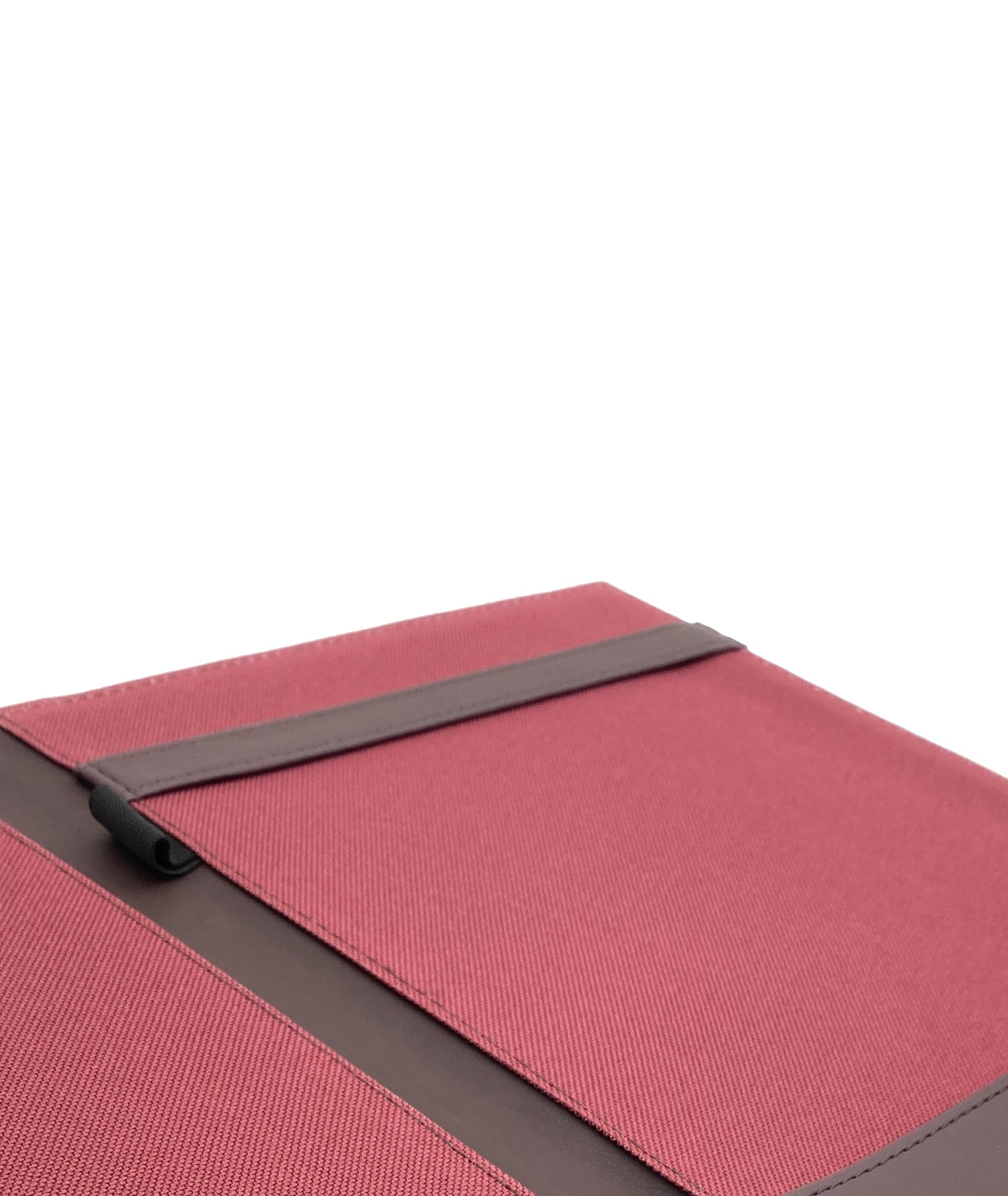 Carpeta Porta Block para hojas tamaño carta, fabricada en curpiel con detalle curvo en portada y forro interior de tela poliéster. Incluye solapa para papeles, doble tarjetero y porta pluma. Acepta hasta 50 hojas tamaño carta. Ideal para eventos corporativos y académicos como congresos, conferencias, talleres, y promociones. Color vino.