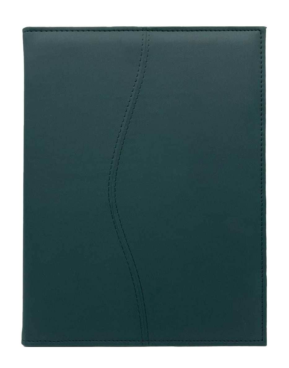 Carpeta Porta Block para hojas tamaño carta, fabricada en curpiel con detalle curvo en portada y forro interior de tela poliéster. Incluye solapa para papeles, doble tarjetero y porta pluma. Acepta hasta 50 hojas tamaño carta. Ideal para eventos corporativos y académicos como congresos, conferencias, talleres, y promociones. Color verde.