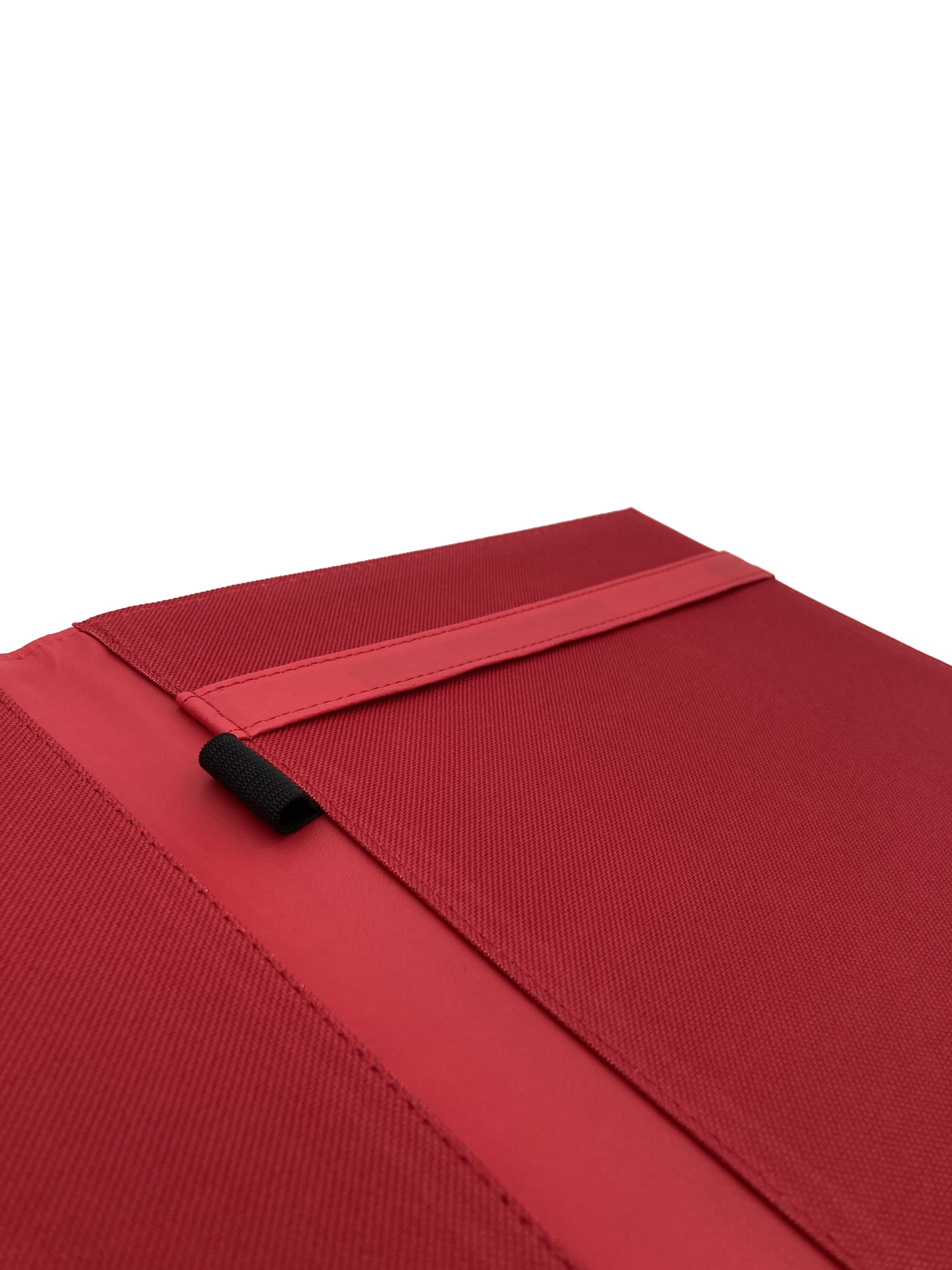 Carpeta Porta Block para hojas tamaño carta, fabricada en curpiel con detalle curvo en portada y forro interior de tela poliéster. Incluye solapa para papeles, doble tarjetero y porta pluma. Acepta hasta 50 hojas tamaño carta. Ideal para eventos corporativos y académicos como congresos, conferencias, talleres, y promociones. Color rojo.