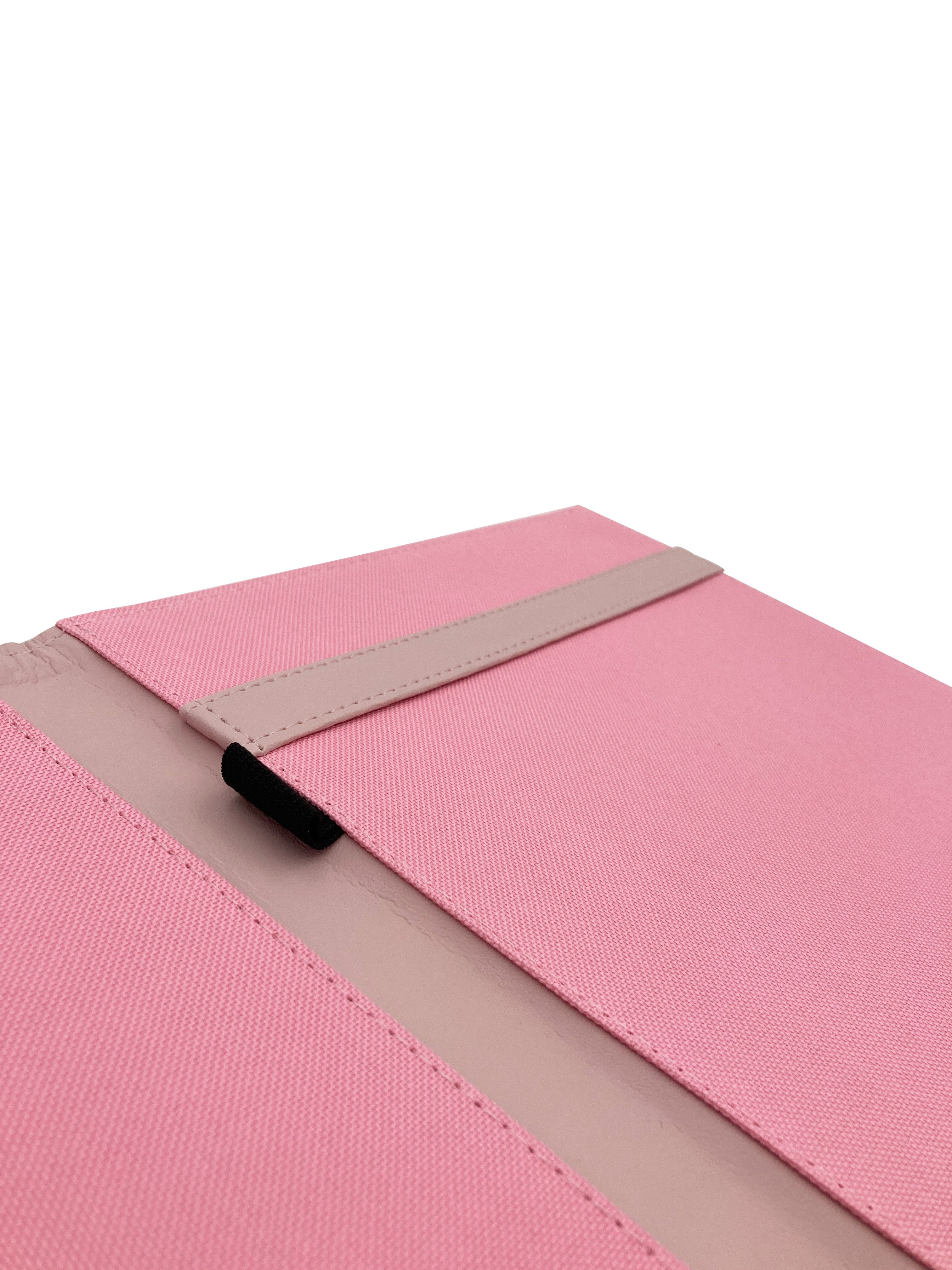 Carpeta Porta Block para hojas tamaño carta, fabricada en curpiel con detalle curvo en portada y forro interior de tela poliéster. Incluye solapa para papeles, doble tarjetero y porta pluma. Acepta hasta 50 hojas tamaño carta. Ideal para eventos corporativos y académicos como congresos, conferencias, talleres, y promociones. Color rosa.