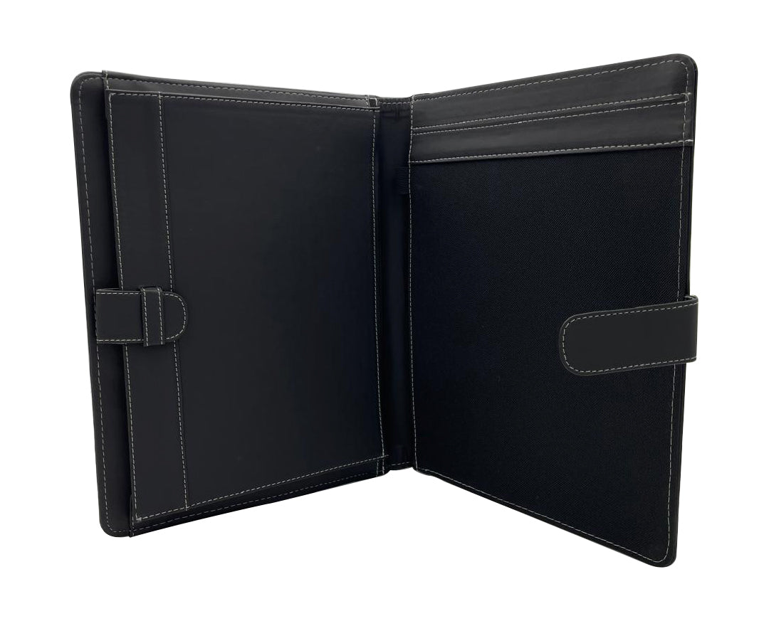 Carpeta Ejecutiva Oficio con bolsillo, portablock y lengüeta, fabricada en curpiel con detalles en lomo y lengüeta. Interior con bolsillo fuelle, porta pluma y forro de tela poliéster. Ideal para hojas tamaño oficio, con broche de floreta y tapas acolchonadas. Color negro. Perfecta para eventos académicos y corporativos como congresos y conferencias.
