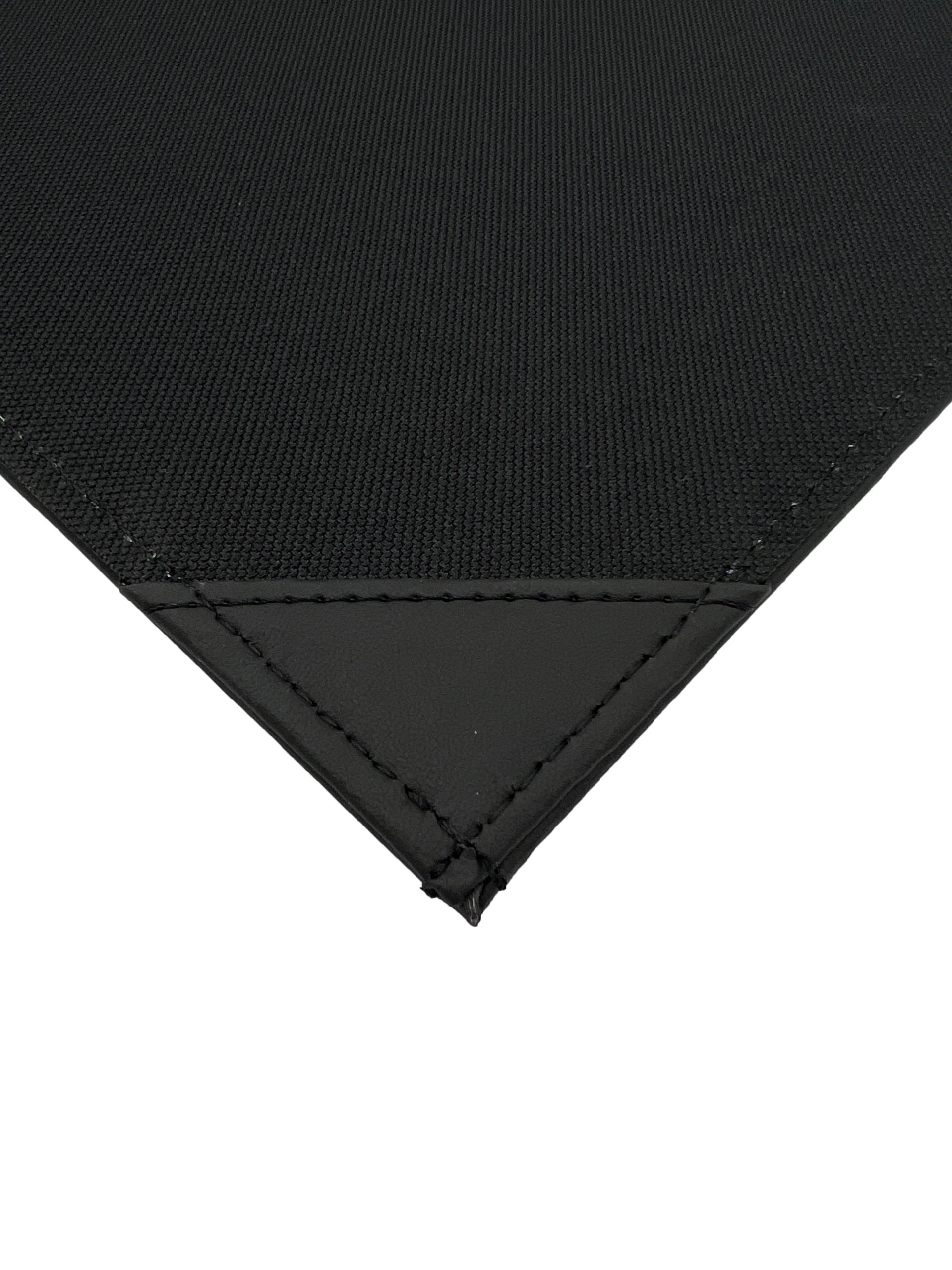 Porta Menú Carta en curpiel con interior de tela poliéster, ideal para restaurantes, cafeterías, hoteles y bares. Tamaño adecuado para hojas carta, con diseño acolchonado y resorte central. color negro. Personalización posible con grabado en seco, hot stamping, grabado láser y serigrafía.