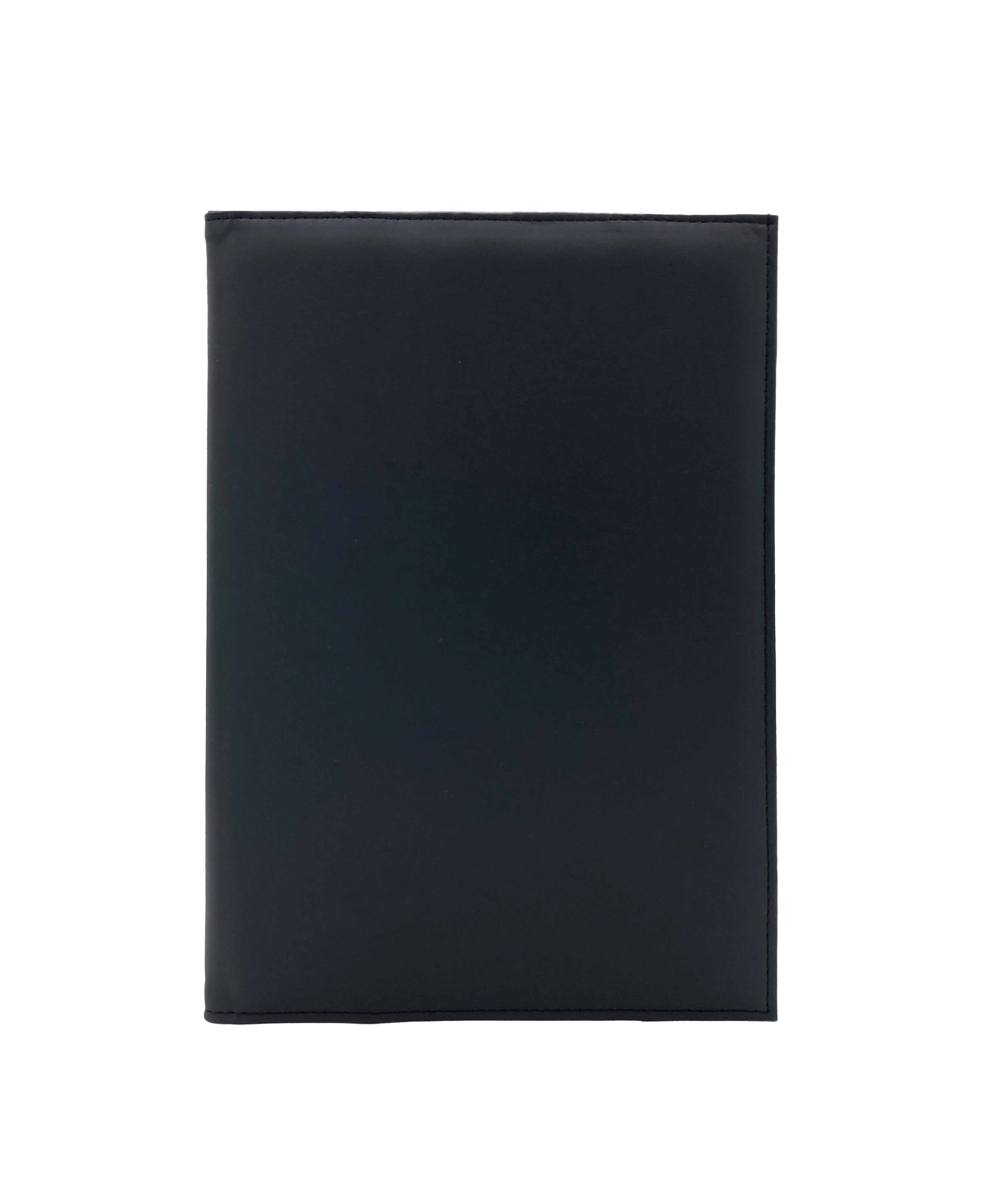 Porta Menú Oficio en curpiel con interior de tela poliéster, ideal para restaurantes, cafeterías, hoteles y bares. Tamaño adecuado para hojas oficio, con diseño acolchonado y resorte central. color negro. Personalización posible con grabado en seco, hot stamping, grabado láser y serigrafía.
