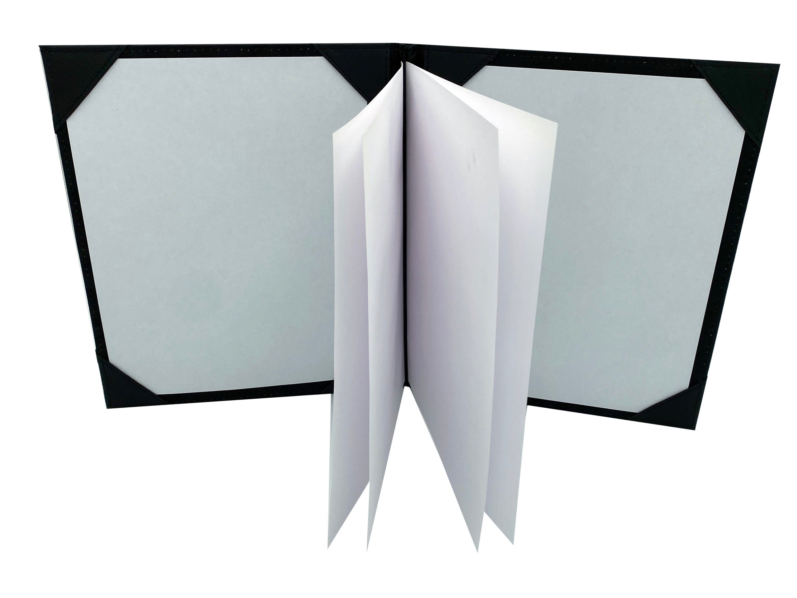 Porta Menú Oficio en curpiel con interior de tela poliéster, ideal para restaurantes, cafeterías, hoteles y bares. Tamaño adecuado para hojas oficio, con diseño acolchonado y resorte central. color negro. Personalización posible con grabado en seco, hot stamping, grabado láser y serigrafía.