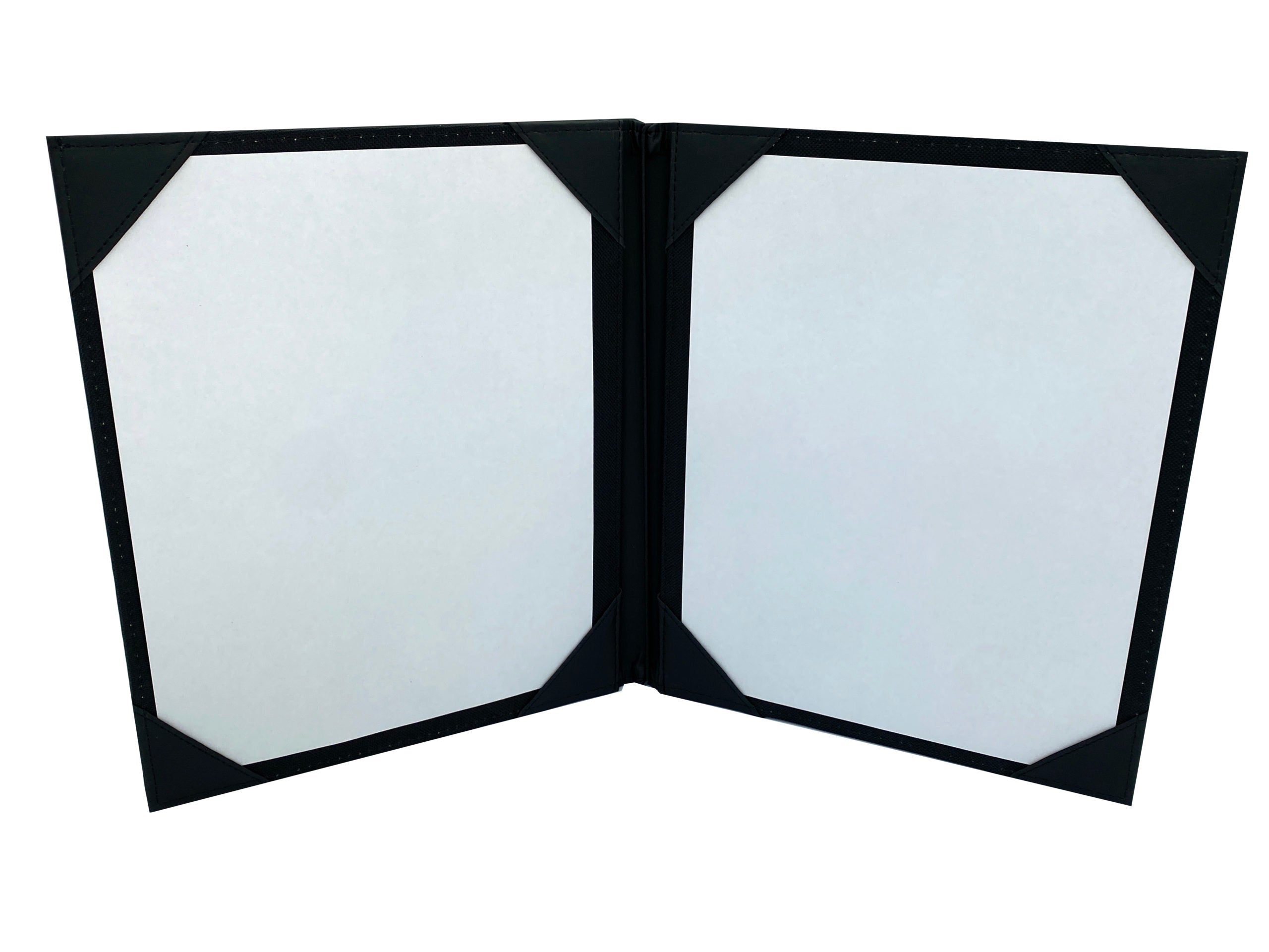 Porta Menú Oficio en curpiel con interior de tela poliéster, ideal para restaurantes, cafeterías, hoteles y bares. Tamaño adecuado para hojas oficio, con diseño acolchonado y resorte central. color negro. Personalización posible con grabado en seco, hot stamping, grabado láser y serigrafía.