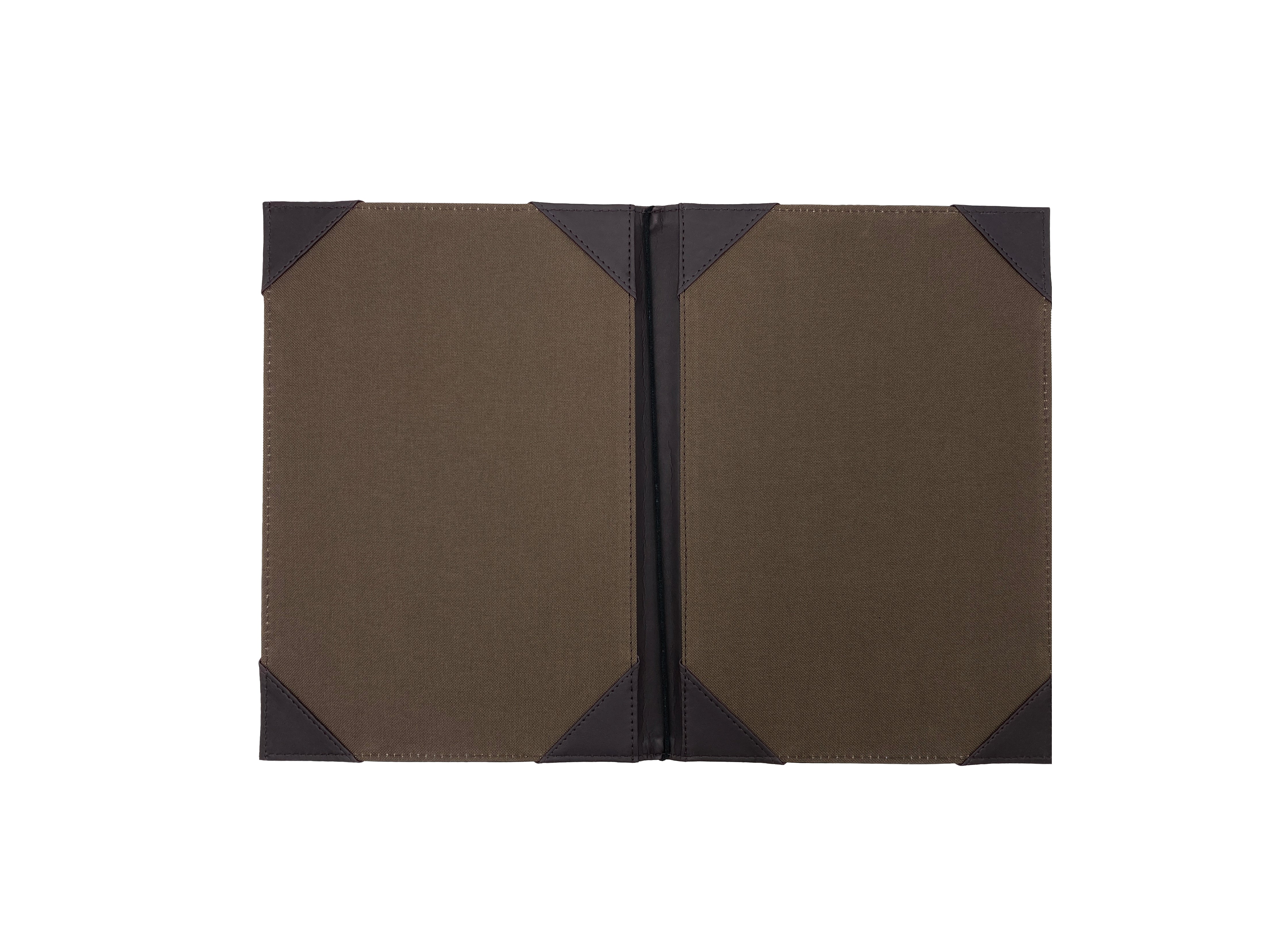 Porta Menú Oficio en curpiel con interior de tela poliéster, ideal para restaurantes, cafeterías, hoteles y bares. Tamaño adecuado para hojas oficio, con diseño acolchonado y resorte central. color café. Personalización posible con grabado en seco, hot stamping, grabado láser y serigrafía.