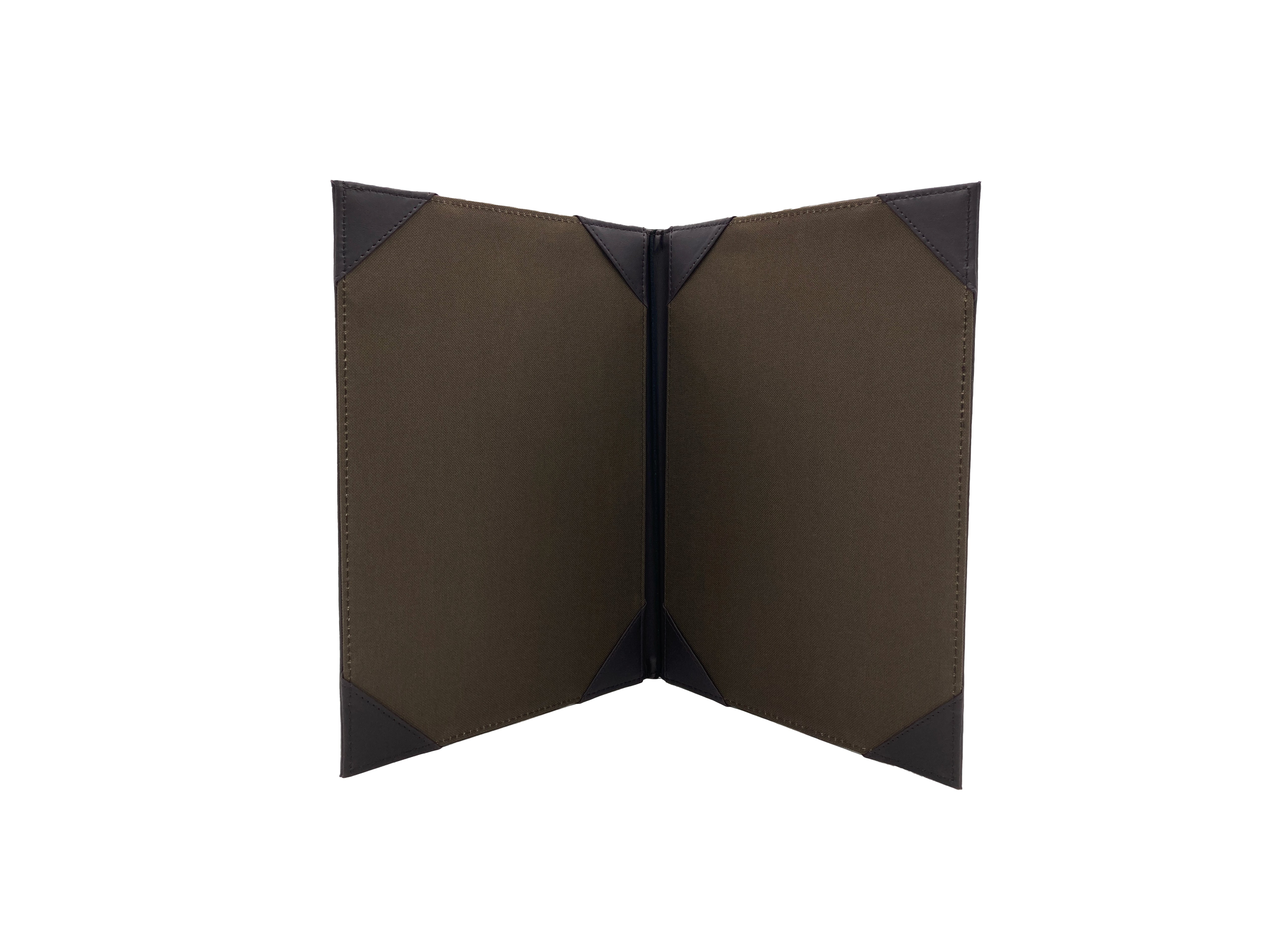 Porta Menú Oficio en curpiel con interior de tela poliéster, ideal para restaurantes, cafeterías, hoteles y bares. Tamaño adecuado para hojas oficio, con diseño acolchonado y resorte central. color café. Personalización posible con grabado en seco, hot stamping, grabado láser y serigrafía.